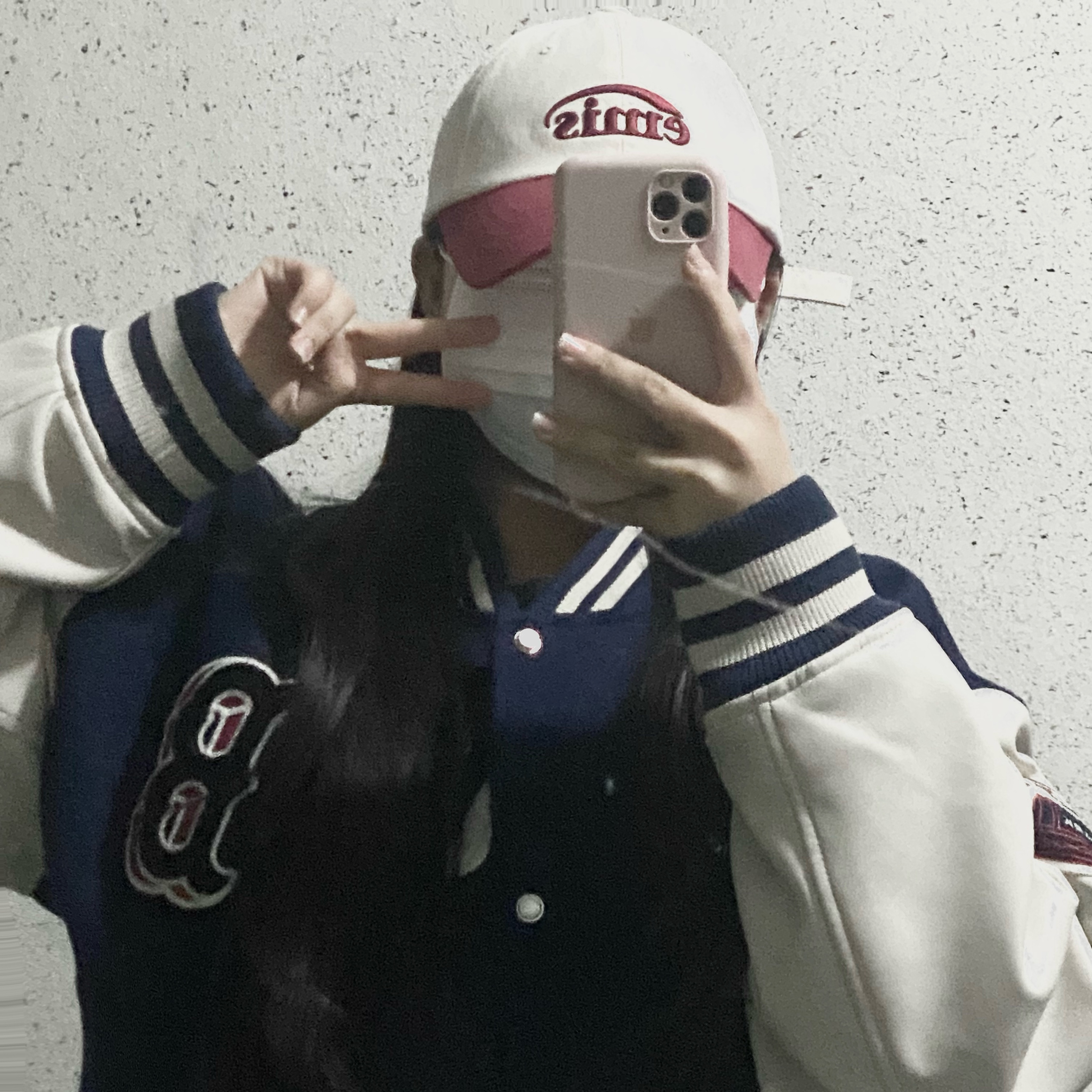 Emis New Logo Ball Cap Two Tone Red 착용 스타일