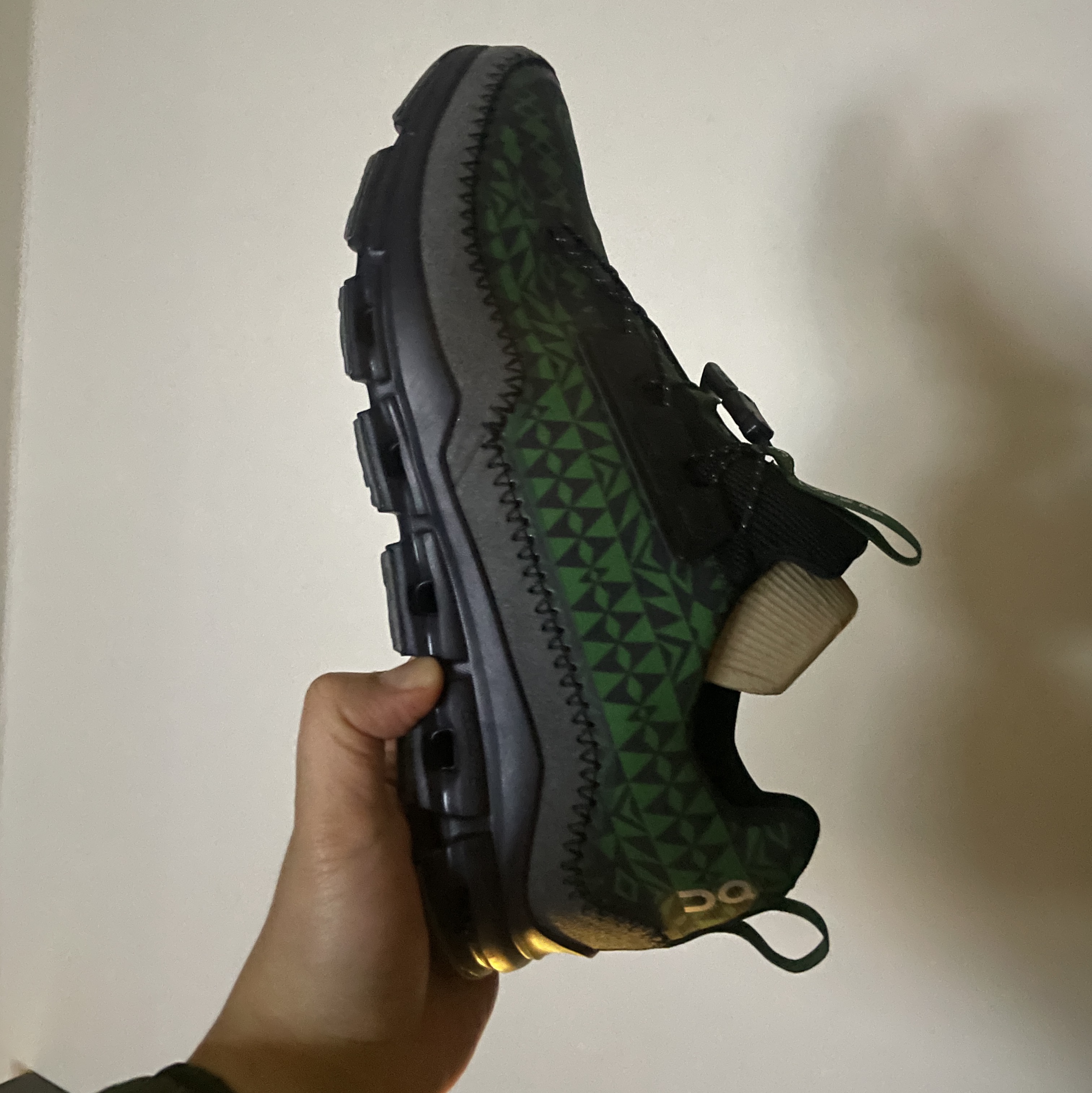 On Running x South2 West8 Cloudaway Black Evergreen 착용 스타일