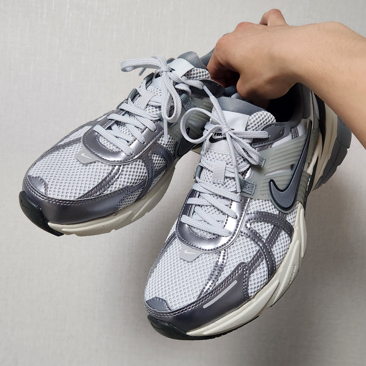 Nike V2K Run Pure Platinum Wolf Grey 착용 스타일 - 2