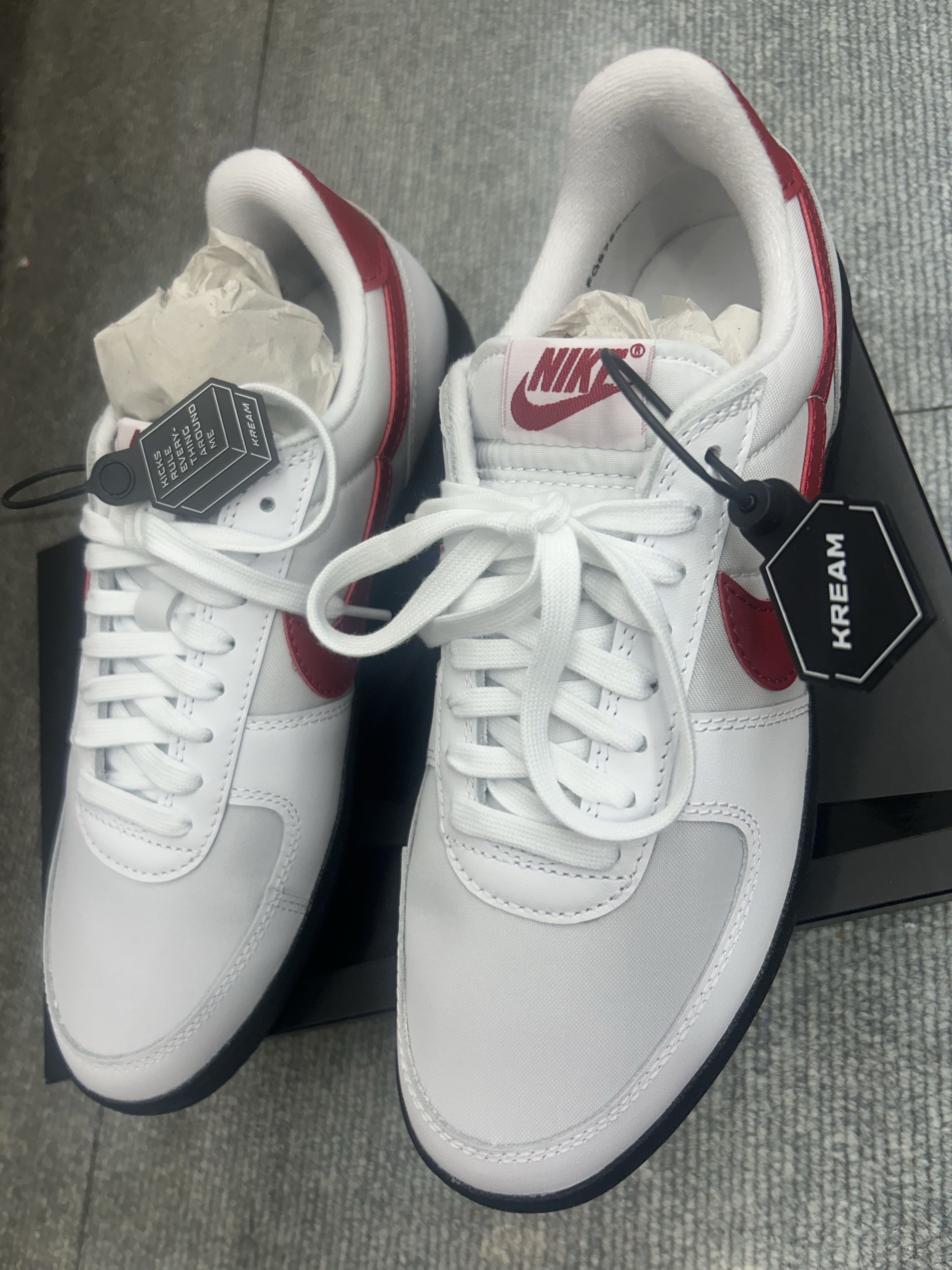 Nike Field General 82 SP White and Varsity Red 착용 스타일