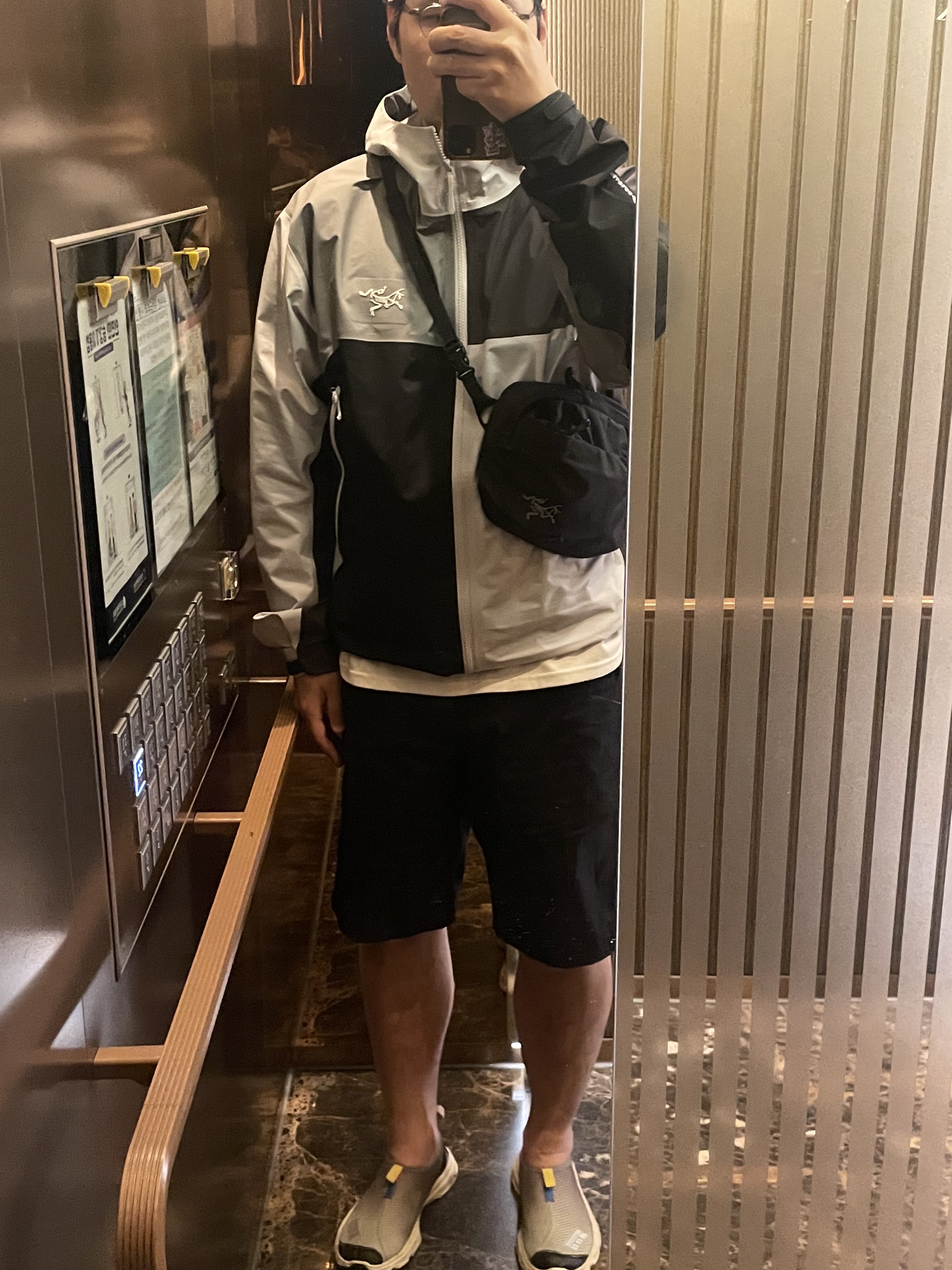 Arc'teryx x Beams Beta Jacket Tranquil, Arc'teryx Heliad 6 Crossbody Bag Black 착용 스타일