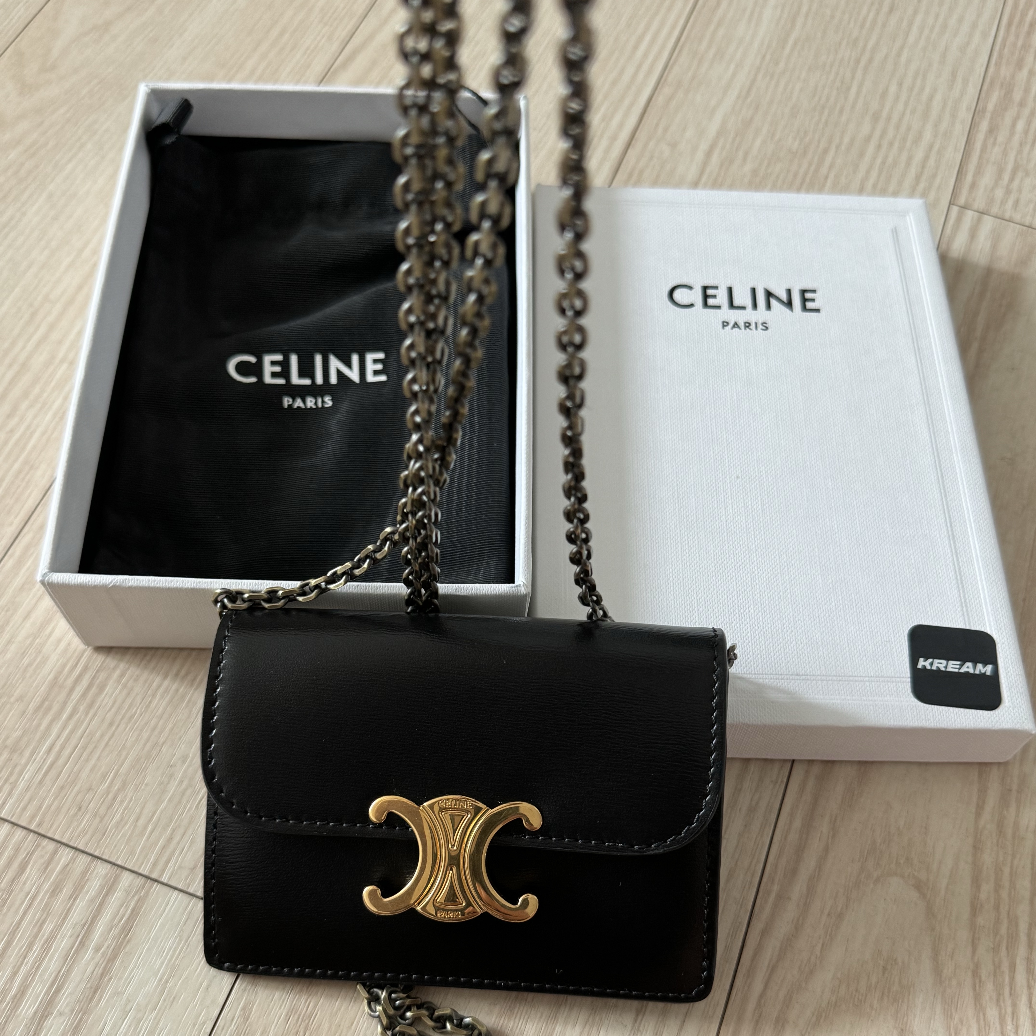 Celine Card Holder with Flap in Shiny Calfskin Black 착용 스타일 - 3