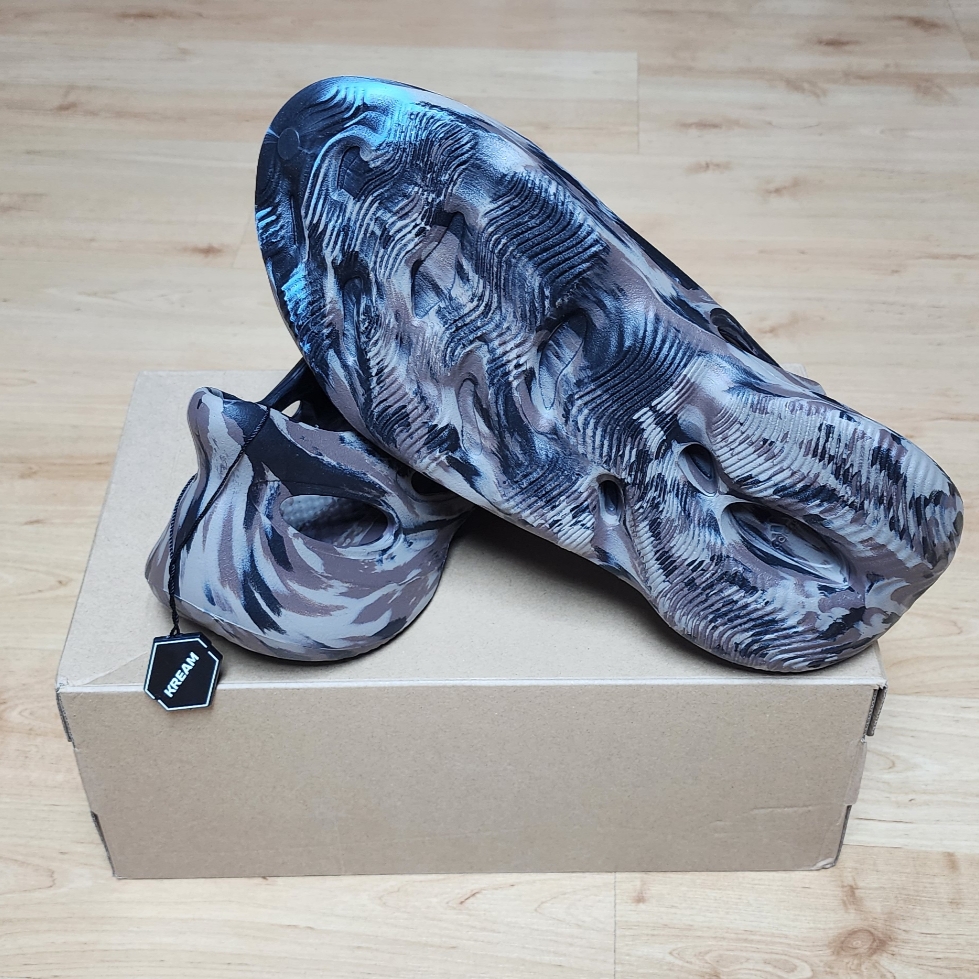 Adidas Yeezy Foam RNNR MX Cinder 착용 스타일 - 5