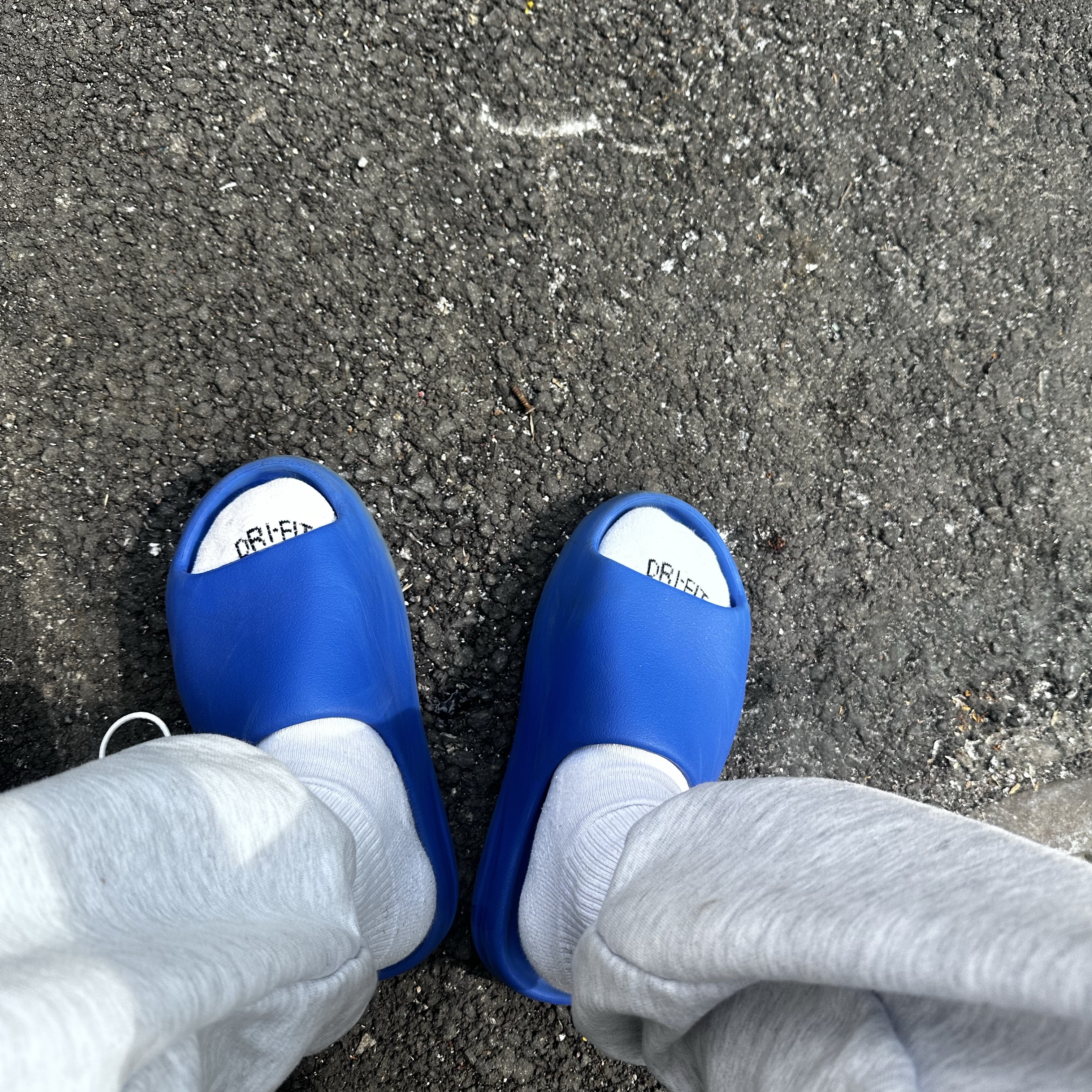 Adidas Yeezy Slide Azure 착용 스타일