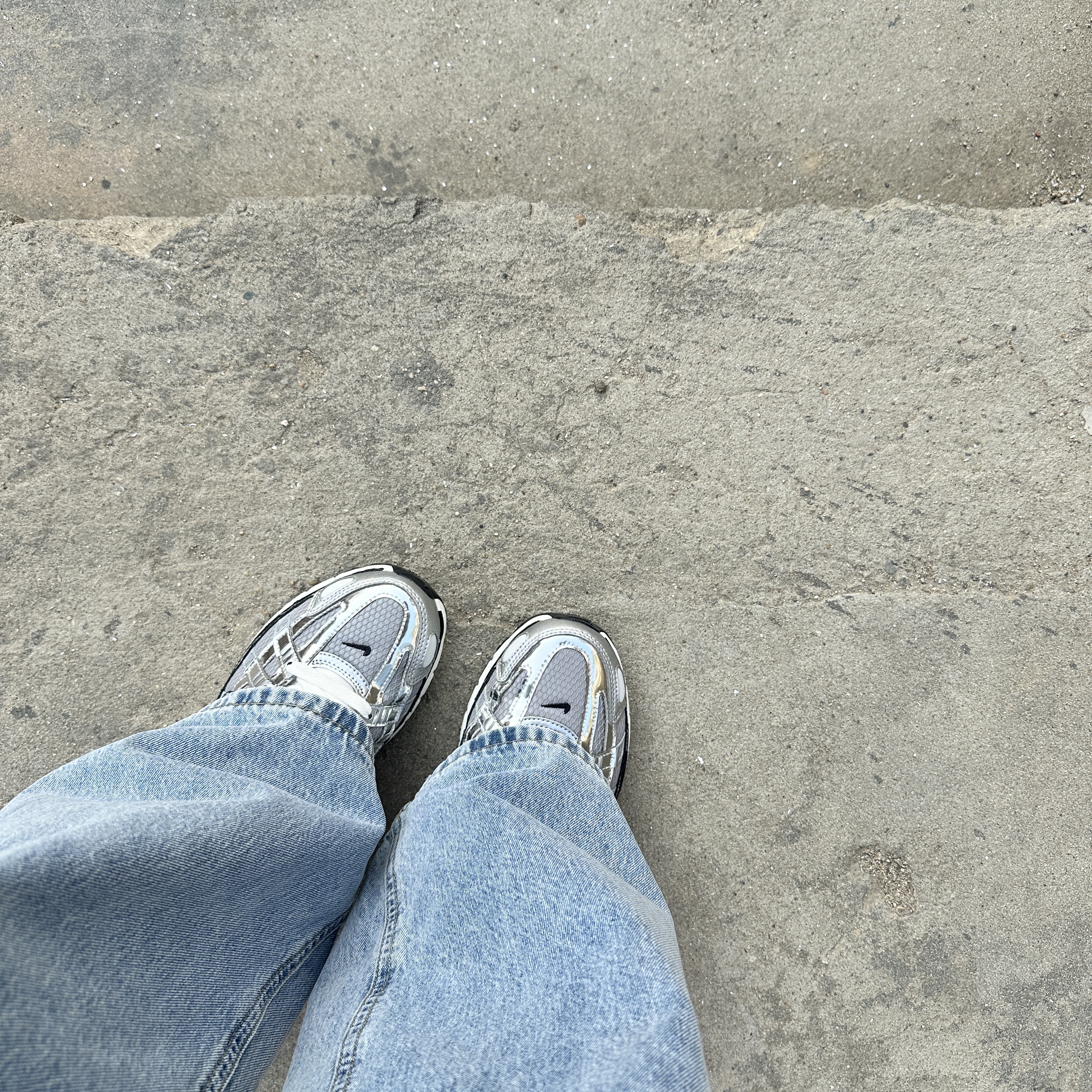 Nike P-6000 Metallic Silver 착용 스타일