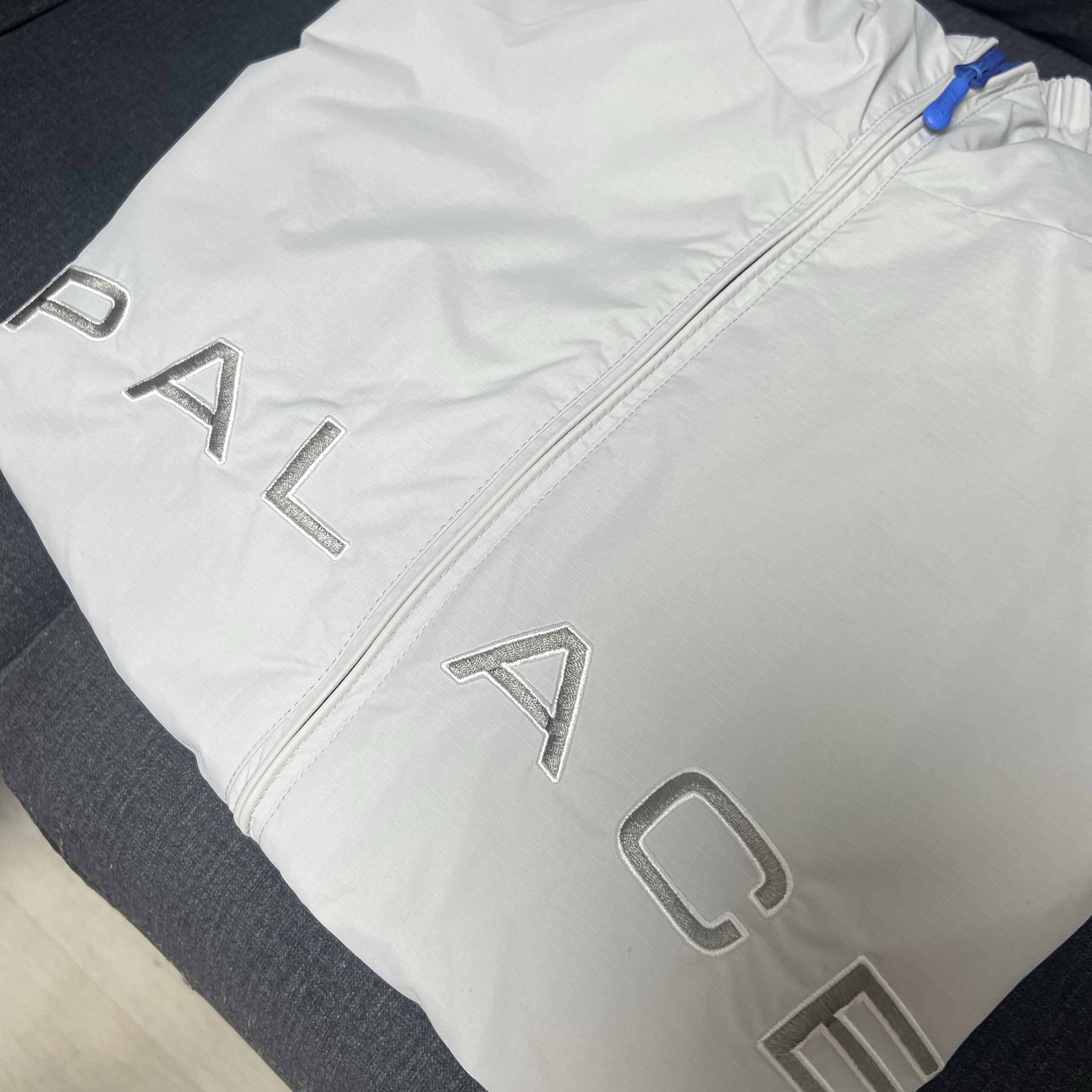 Palace Arc Shell Hooded Jacket Arctic Grey - 24SS 착용 스타일 - 1