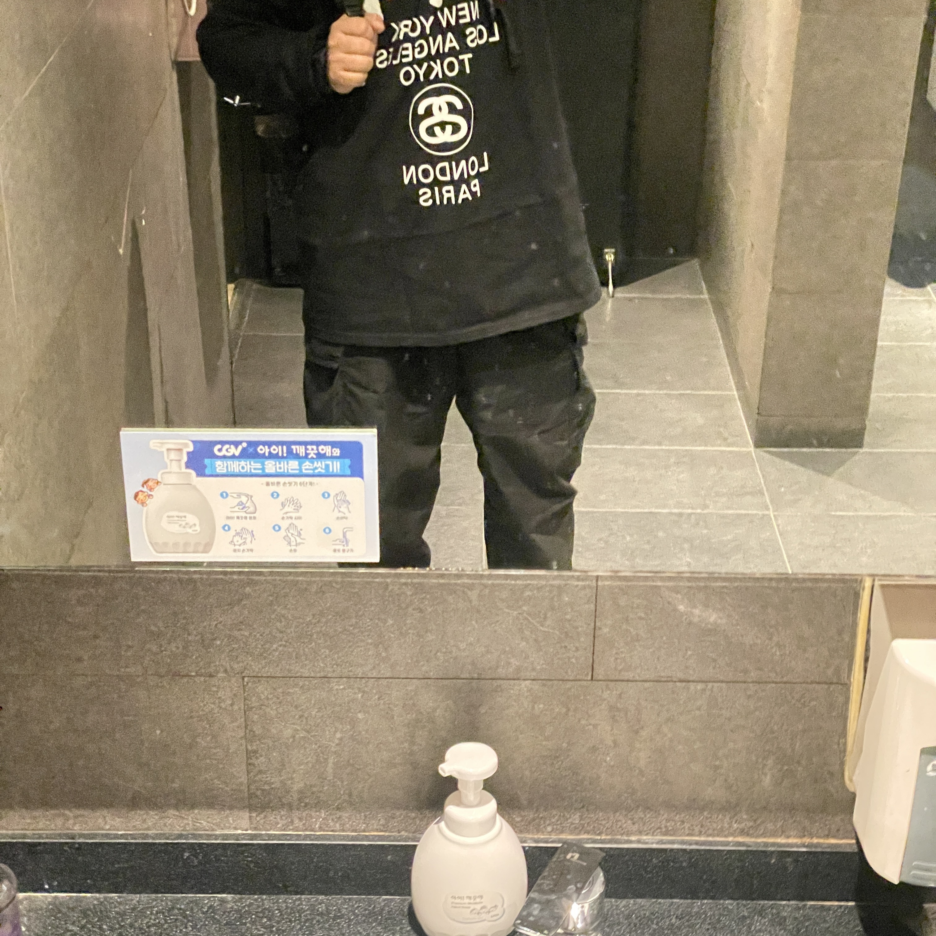 Stussy World Tour LS T-Shirt Black 착용 스타일