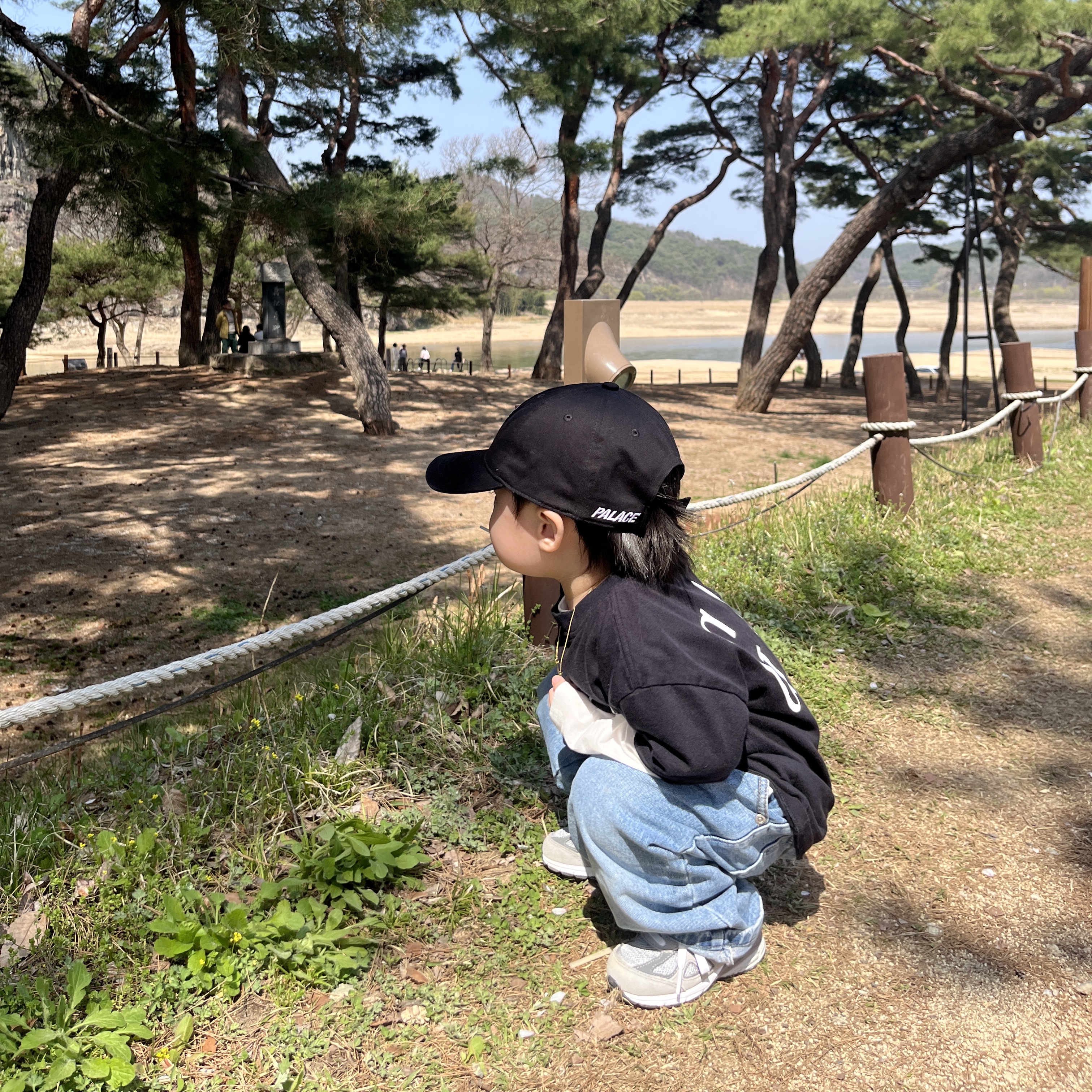 (Kids) Palace x Gap T-Shirt Black - 24SS, (Kids) Palace x Gap Duck 6-Panel Black - 24SS 착용 스타일 - 1