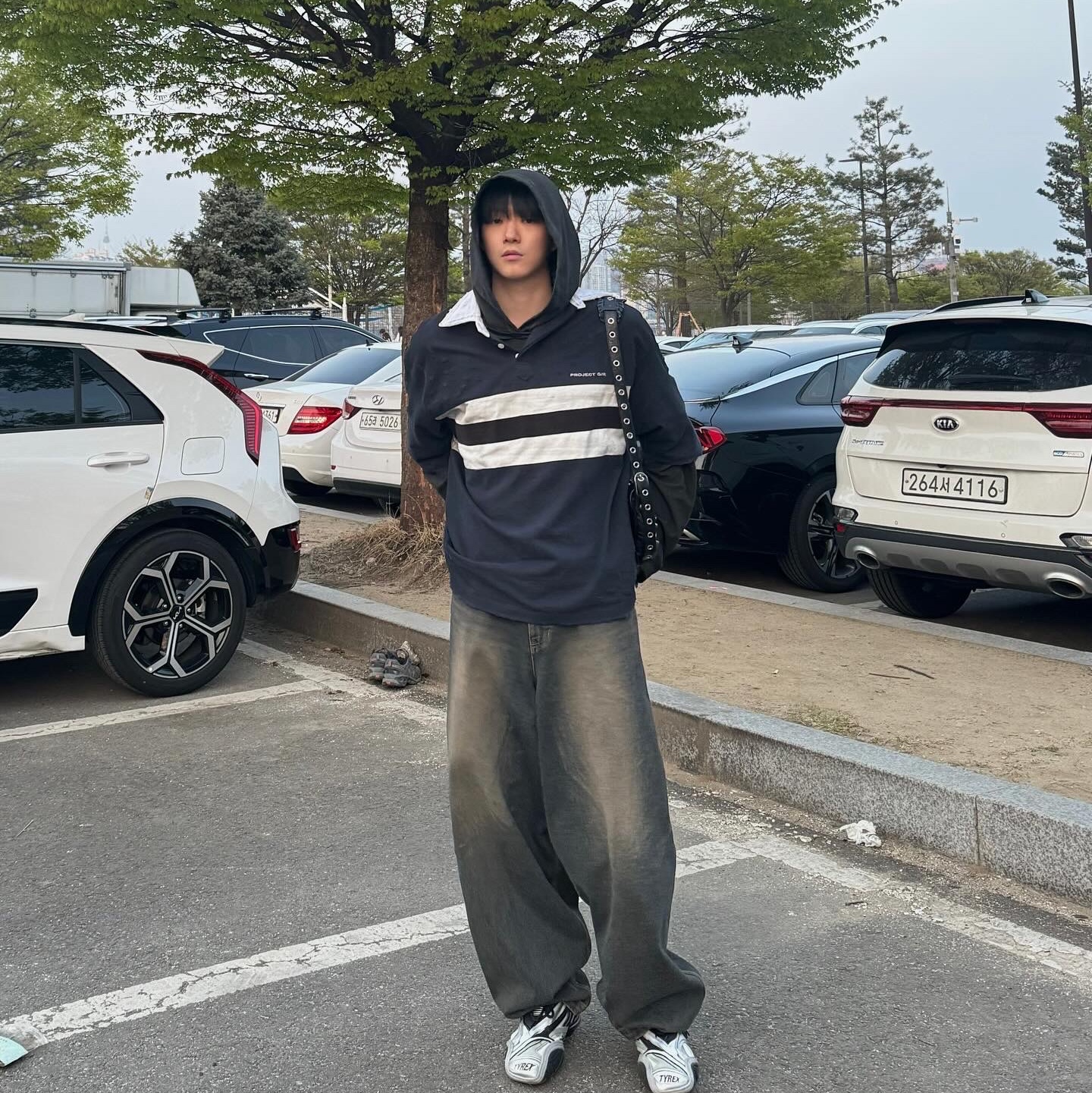 Balenciaga Tyrex Sneakers Black Grey, Balenciaga Arena Lambskin Aged Silver Hardware Le Cagole XS Flap Bag Black 착용 스타일 - 3