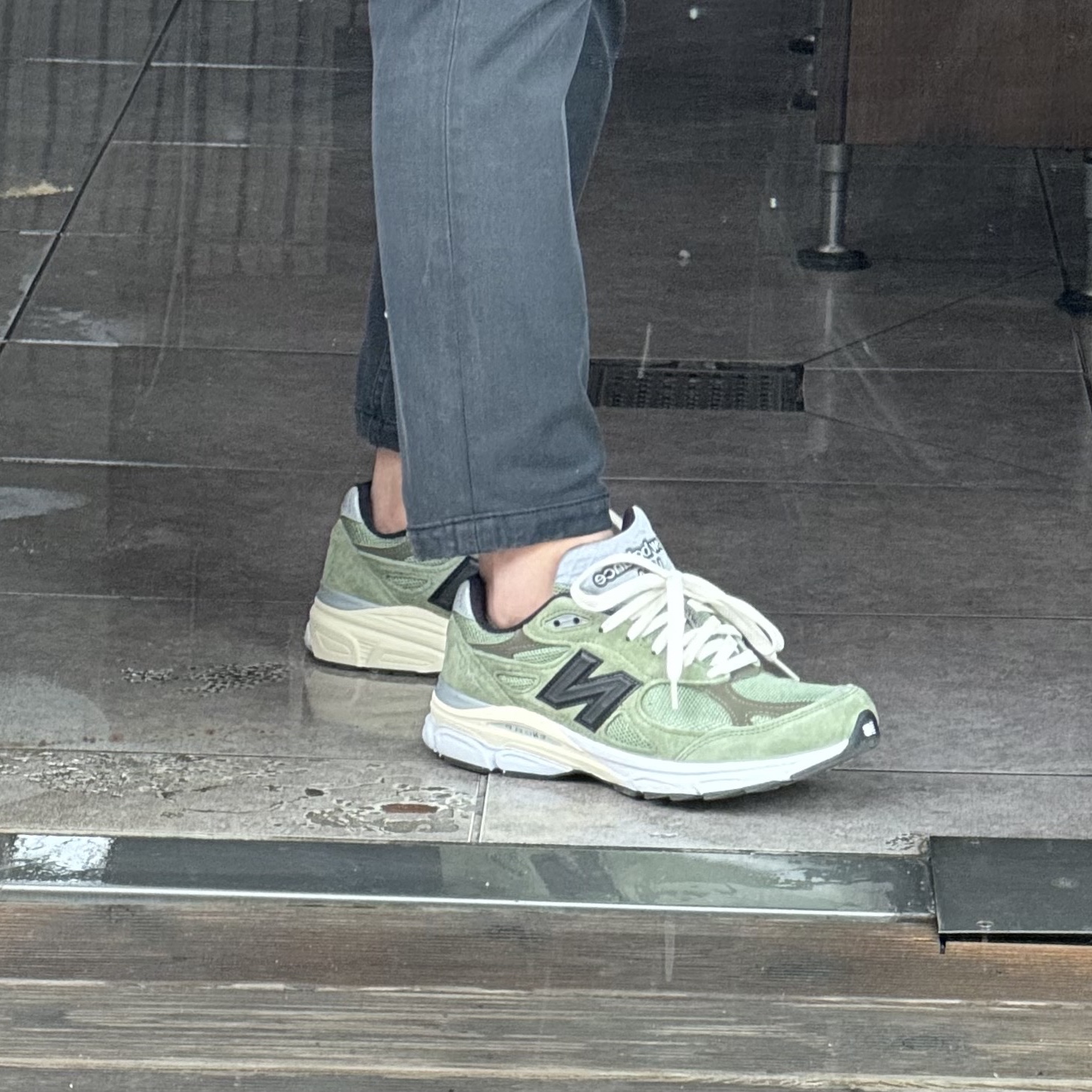 New Balance x JJJJound 990v3 Olive 착용 스타일 - 1