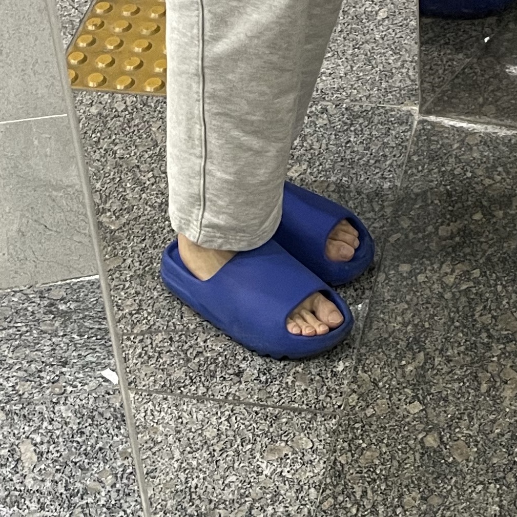 Adidas Yeezy Slide Azure 착용 스타일