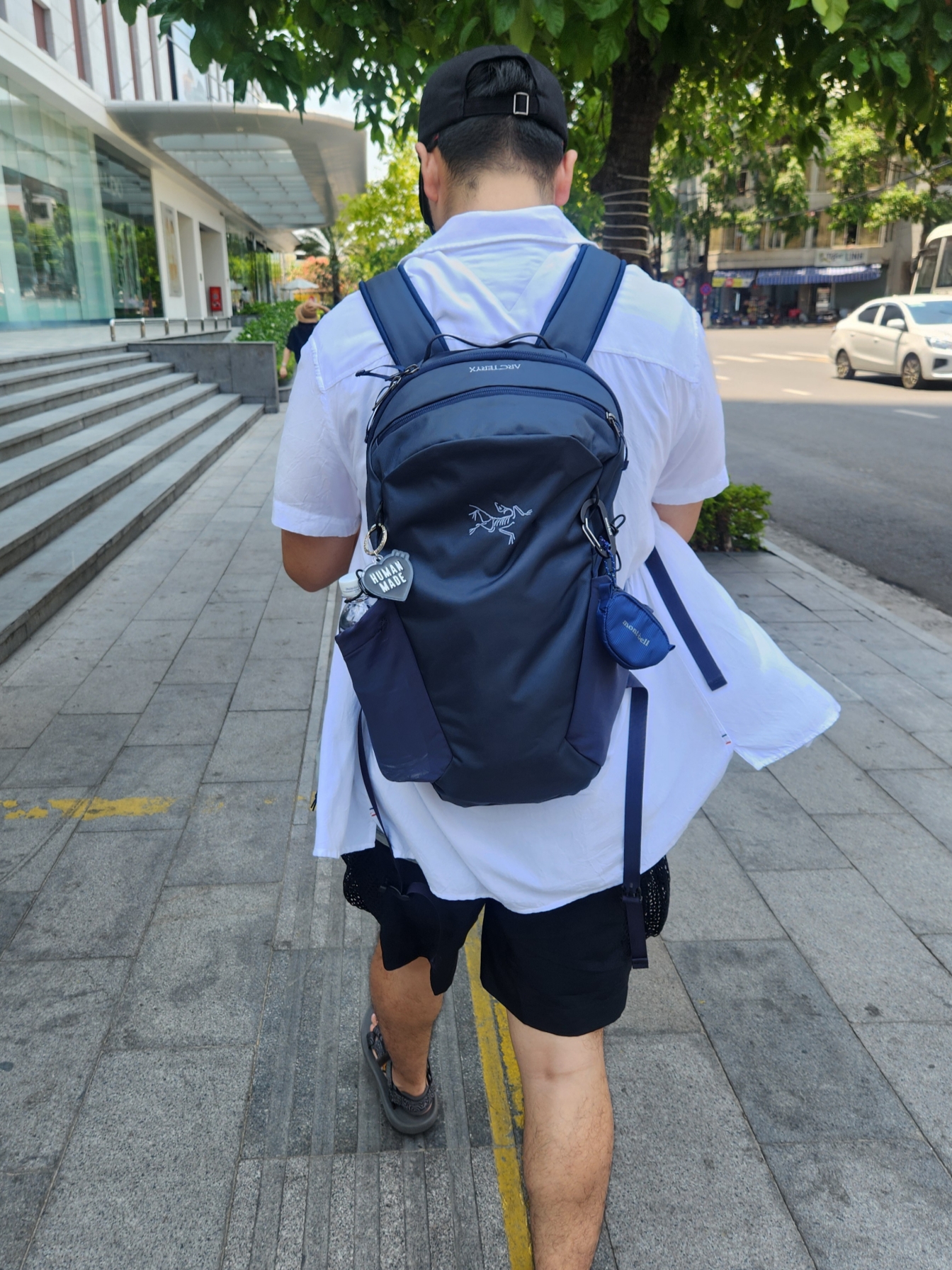 Arc'teryx Mantis 16 Backpack Black Sapphire 착용 스타일