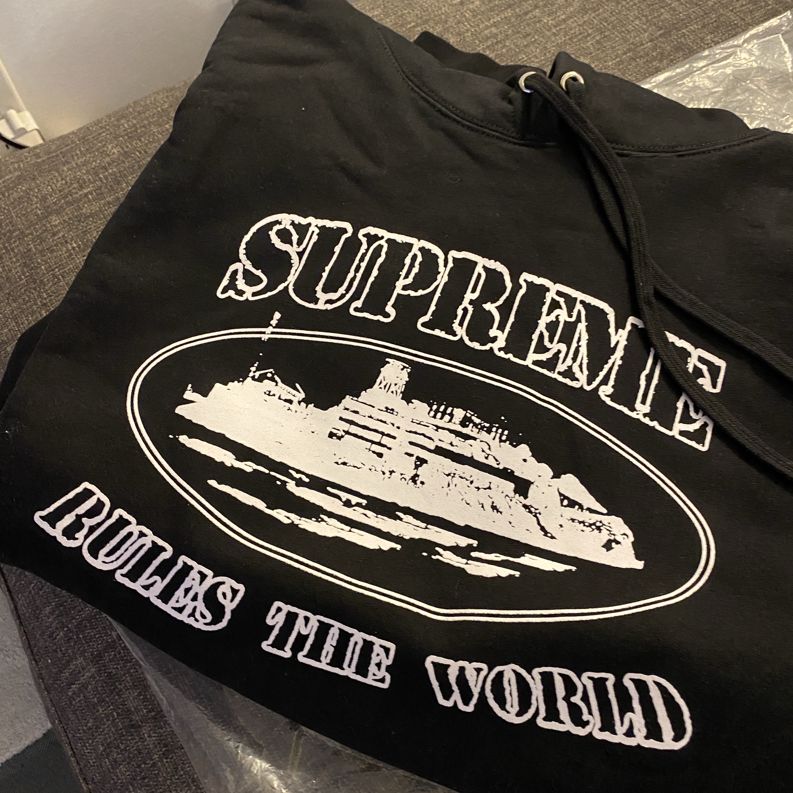 Supreme x Corteiz Rules The World Hoodie Black - 23FW 착용 스타일 - 1