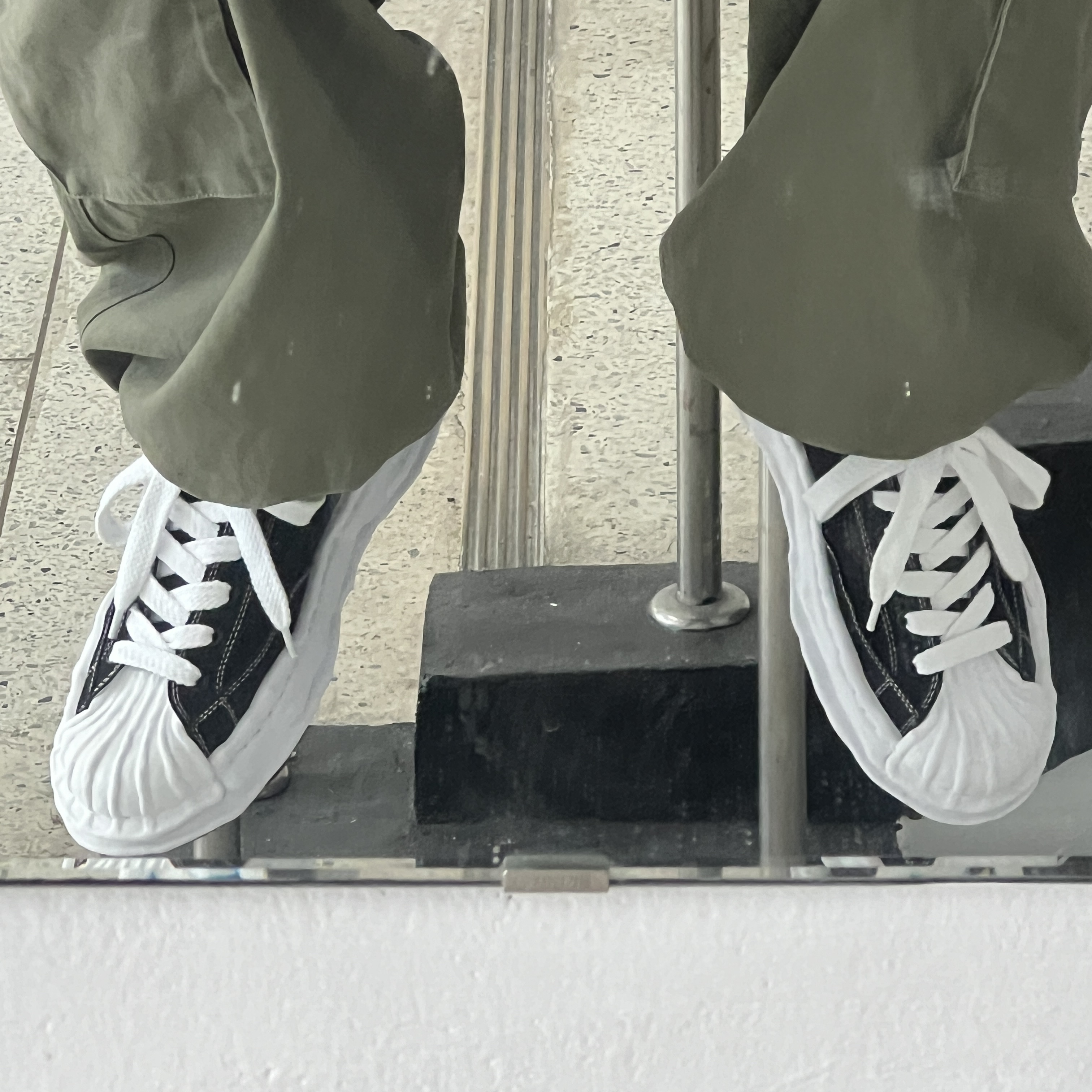 Maison Mihara Yasuhiro Blakey OG Sole Canvas Low-top Sneakers Black White 착용 스타일 - 1