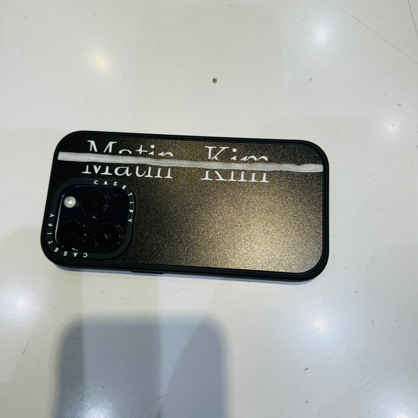 Casetify x Matin Kim iPhone Black Logo Magsafe Impact Case Matte Black 착용 스타일 - 3