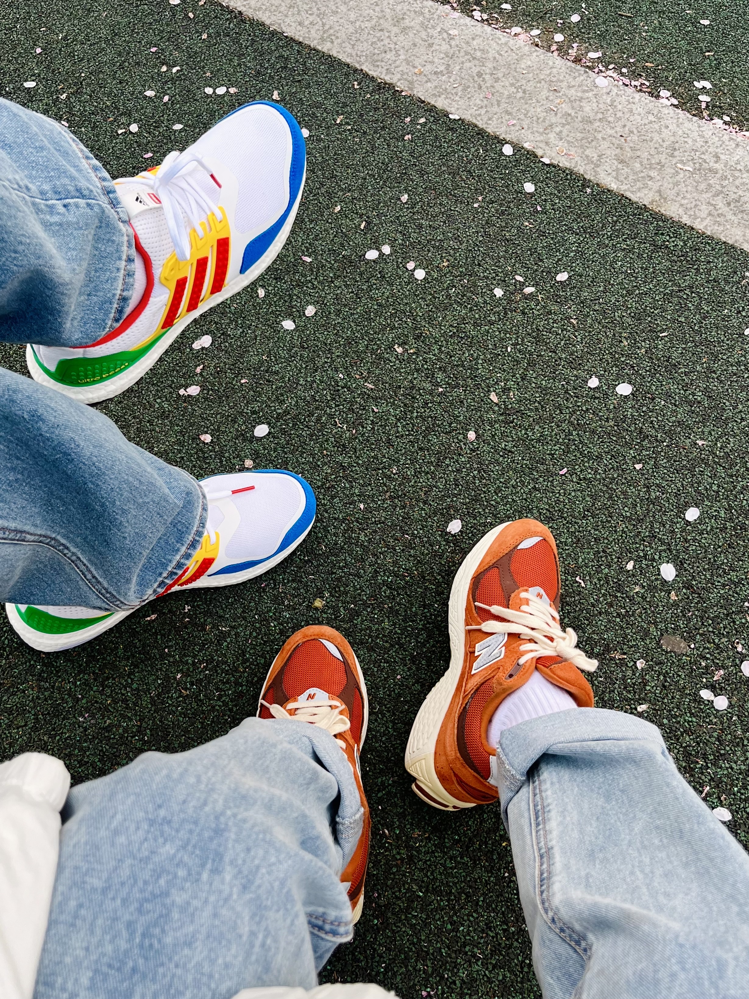 New Balance 2002R Rust Oxide, Adidas x Lego Ultraboost DNA Multi-Color 착용 스타일
