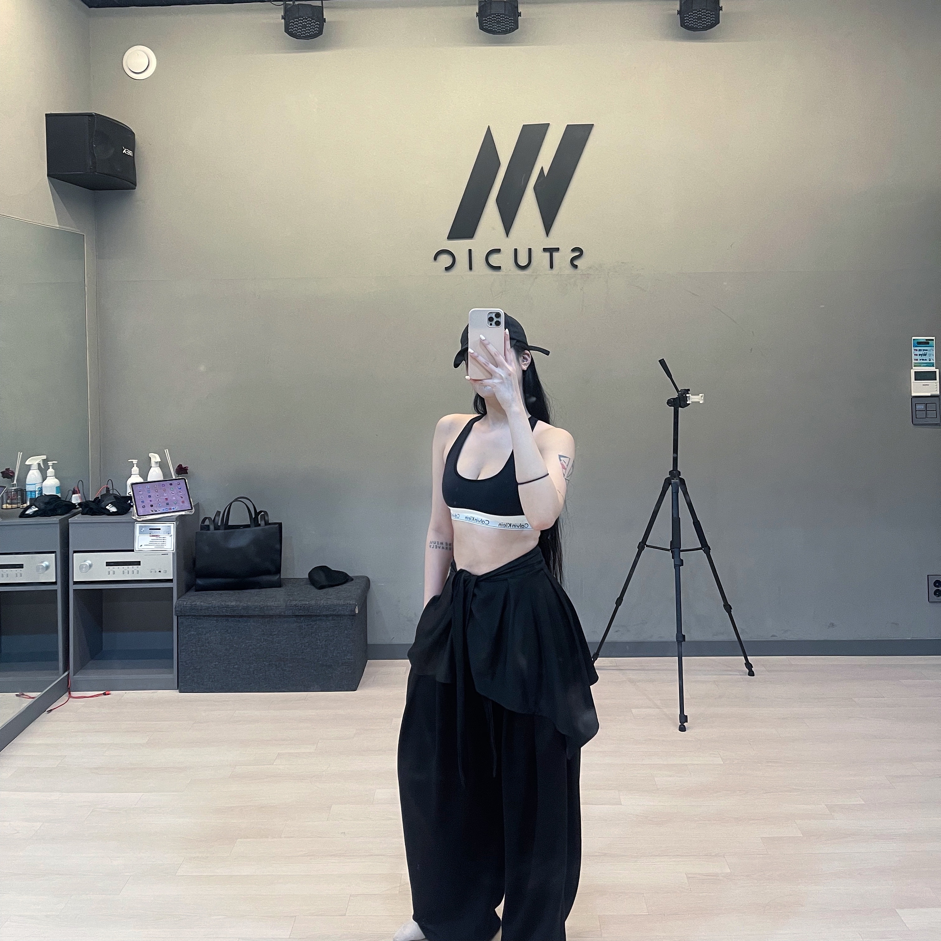 (W) Calvin Klein Modern Cotton Bralette Black 착용 스타일 - 1