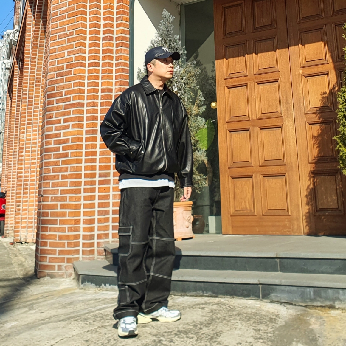 Nike V2K Run Summit White Metallic Silver 착용 스타일 - 2