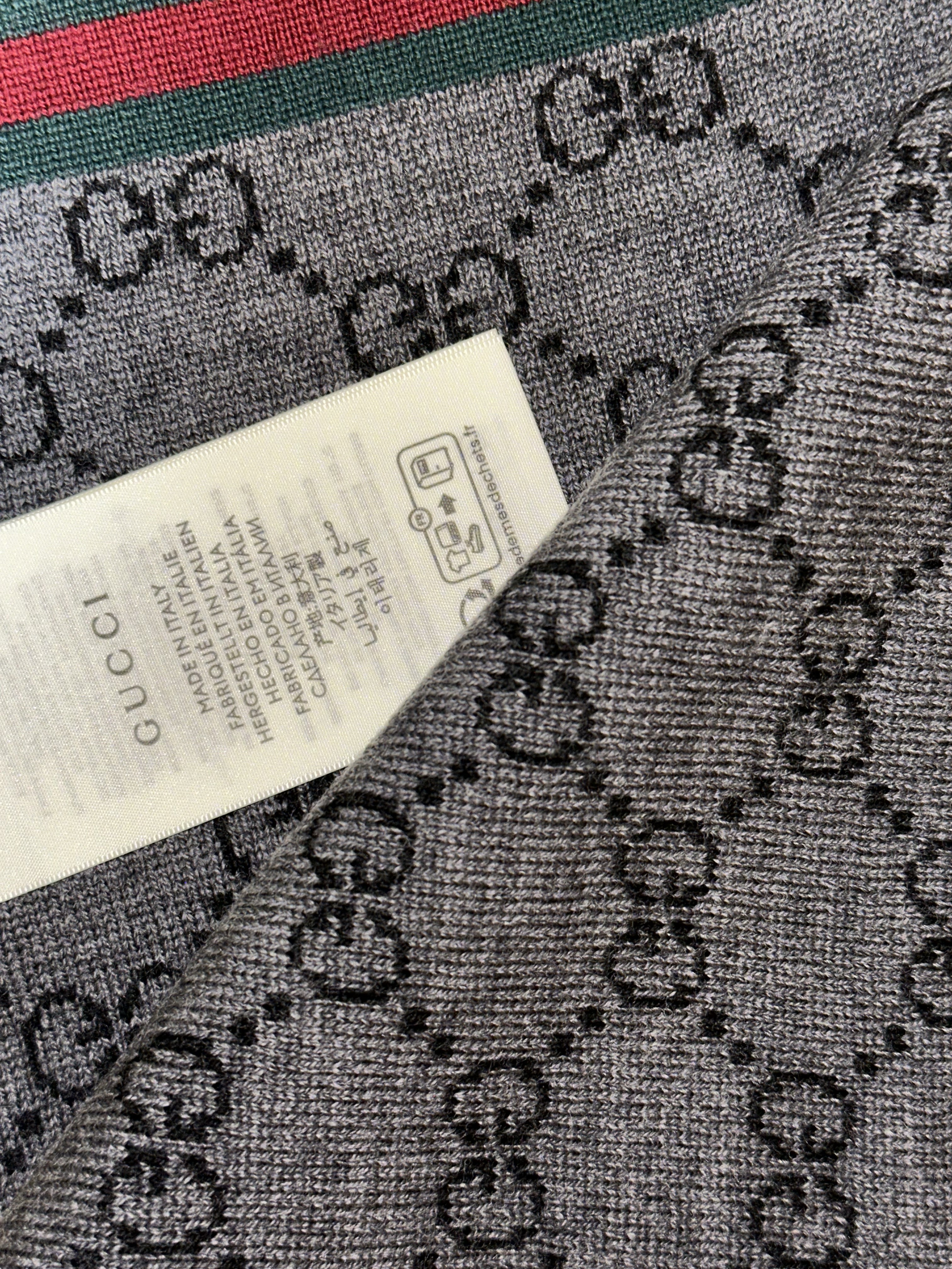 Gucci GG Two-Tone Wool Muffler Black 착용 스타일 - 2