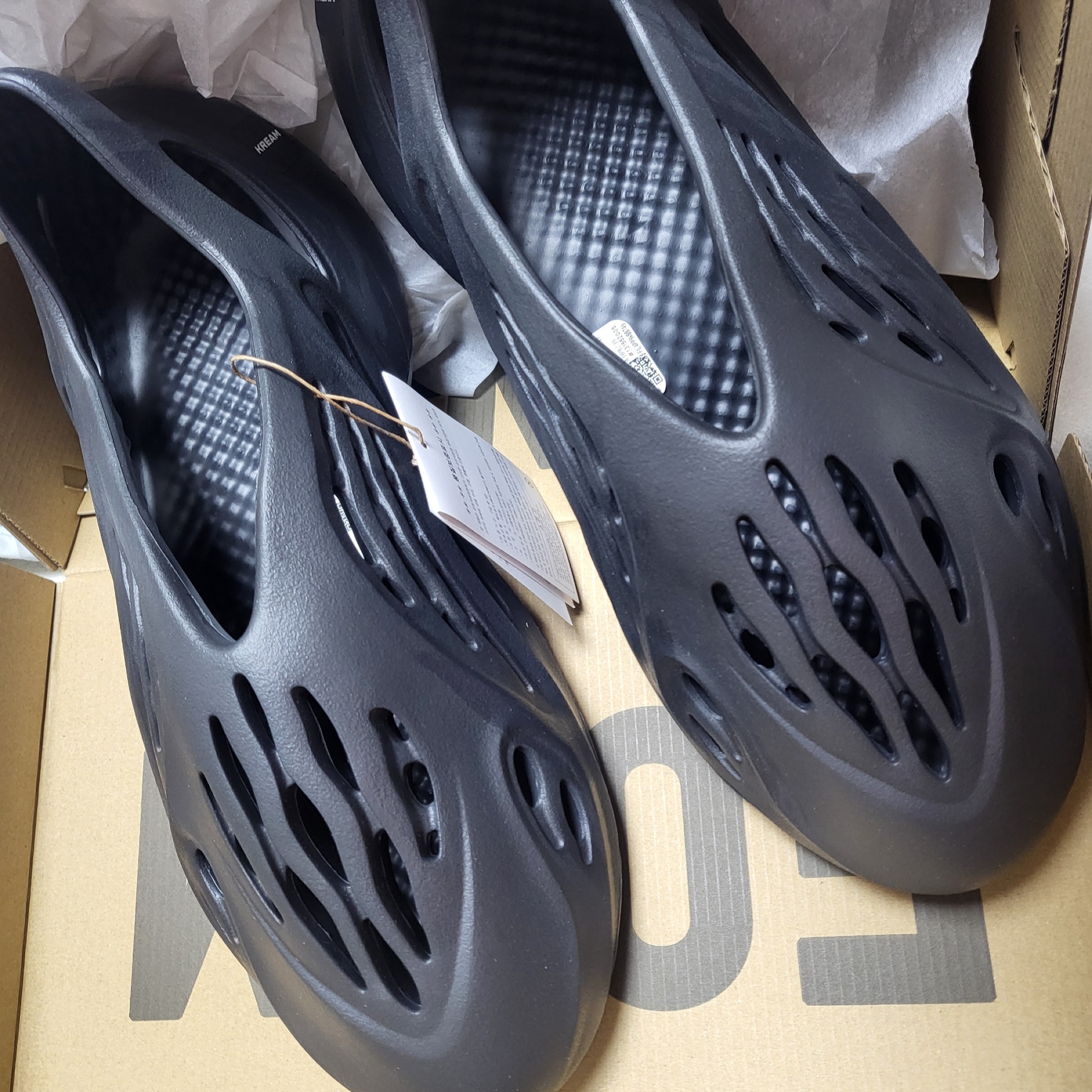 Adidas Yeezy Foam RNNR Onyx 착용 스타일 - 2