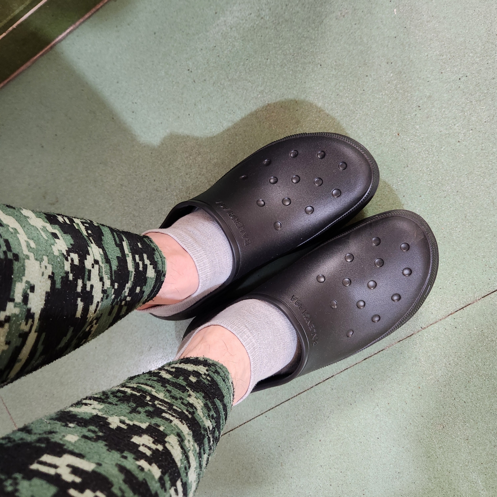 Balenciaga x Crocs Slide Sandal Black 착용 스타일