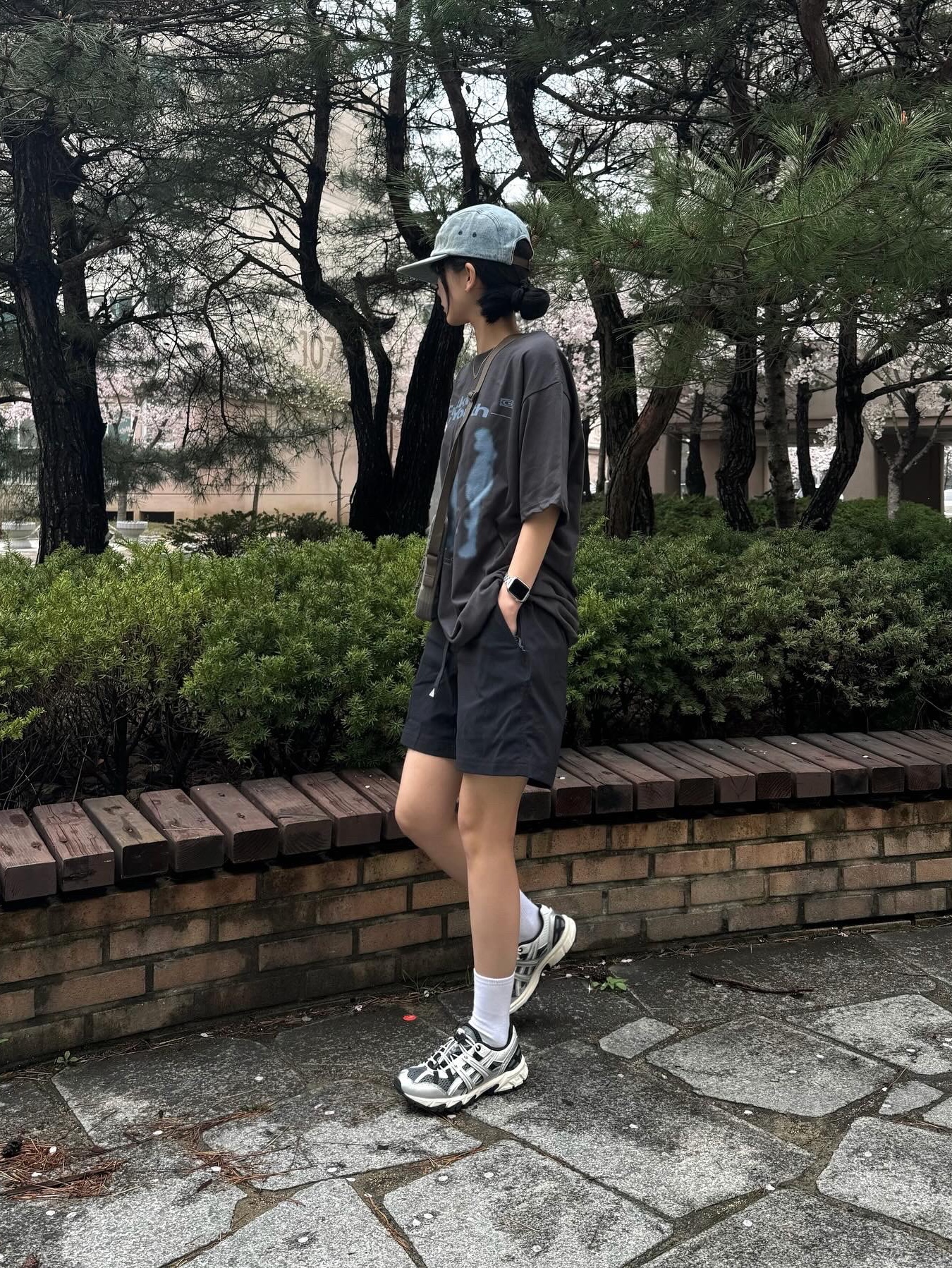 Supreme Washed Chino Twill Camp Cap Dirty Indigo - 24SS, Supreme Shoulder Bag Woodland Camo - 24SS 착용 스타일 - 1