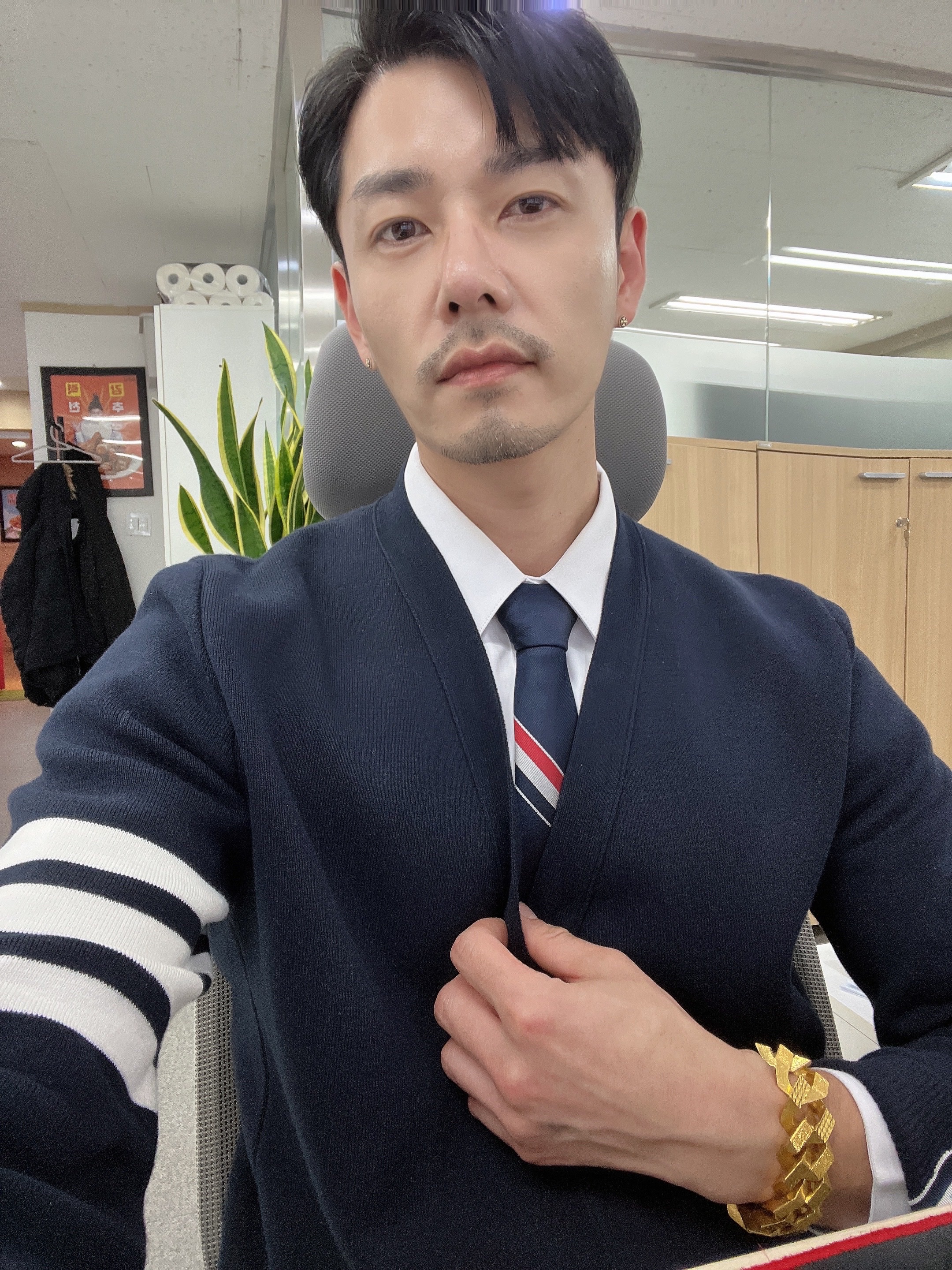 Thom Browne Grosgrain Stripe Tie Navy, Thom Browne Milano Stitch 4-Bar Cardigan Navy 착용 스타일