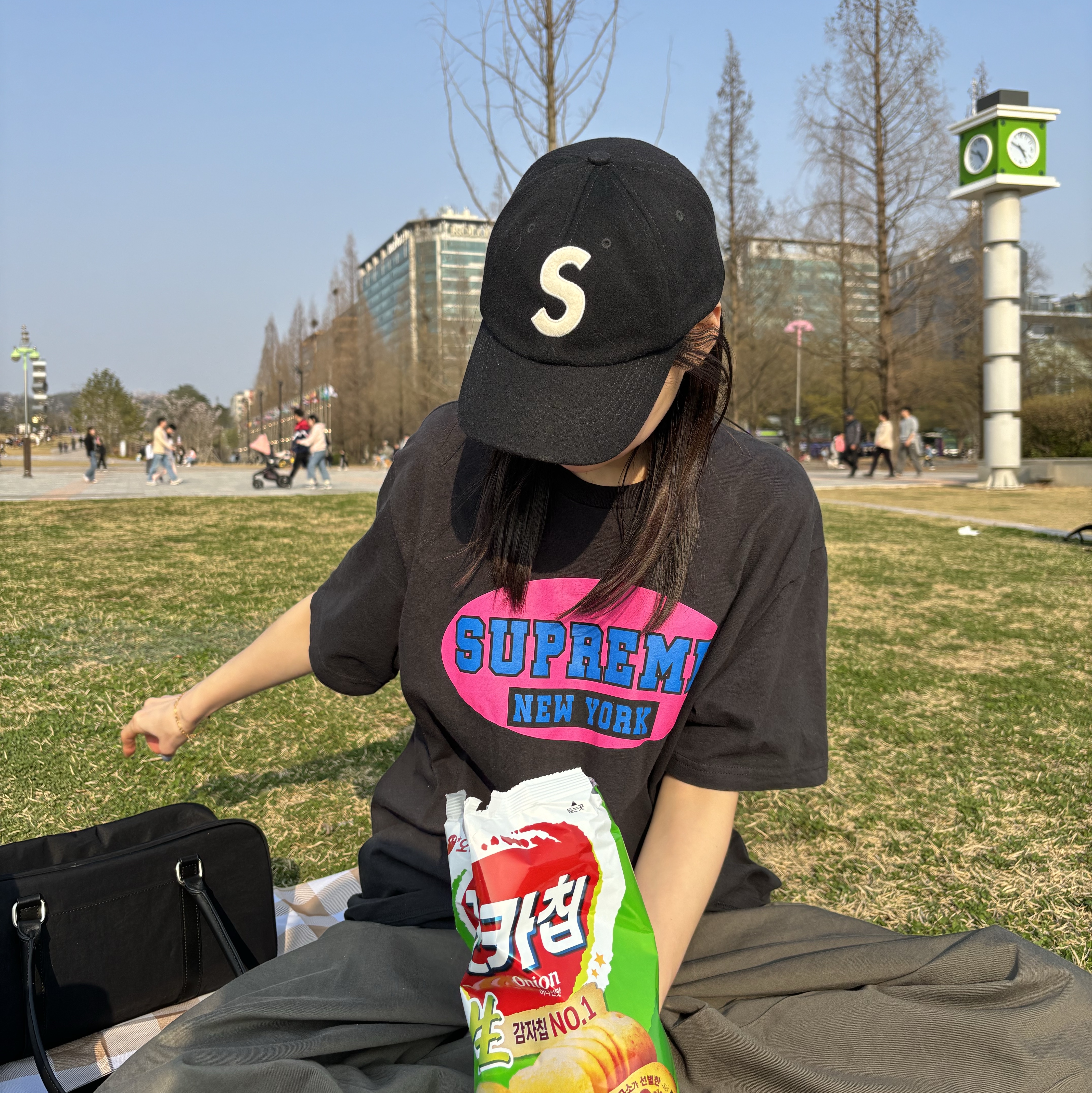 Supreme New York T-Shirt Black - 23SS, Supreme Boiled Wool S Logo 6-Panel Black - 22FW 착용 스타일