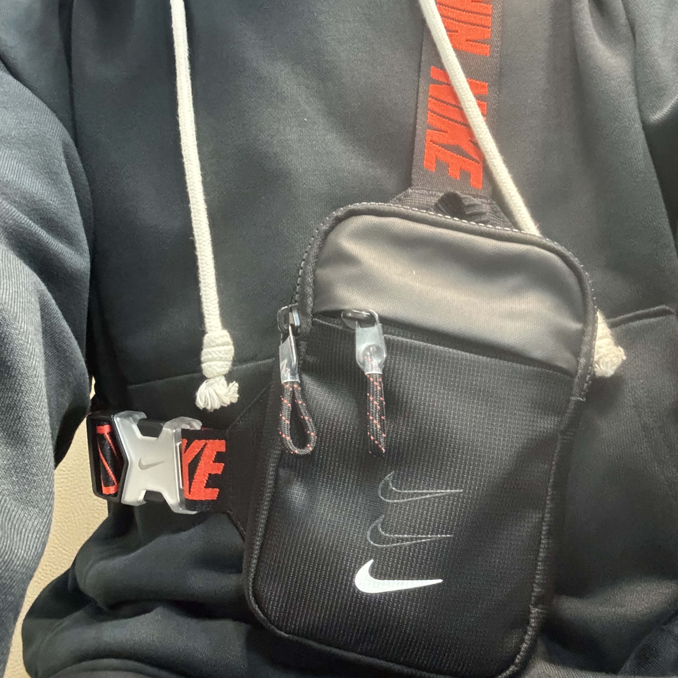 Nike NSW Essentials Hip Pack Small 1L Black 착용 스타일