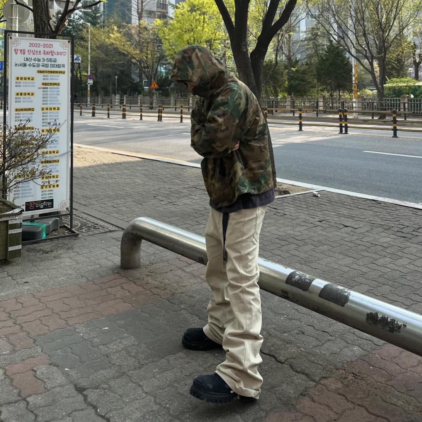 Nonnod Flared Pants Beige, Balenciaga Combat Strike 20mm Boots Black 착용 스타일 - 1