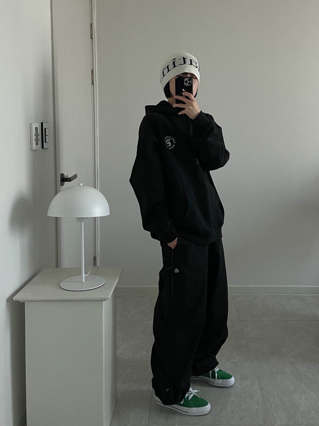 Matin Kim Logo Jacquard Short Beanie White 착용 스타일 - 1