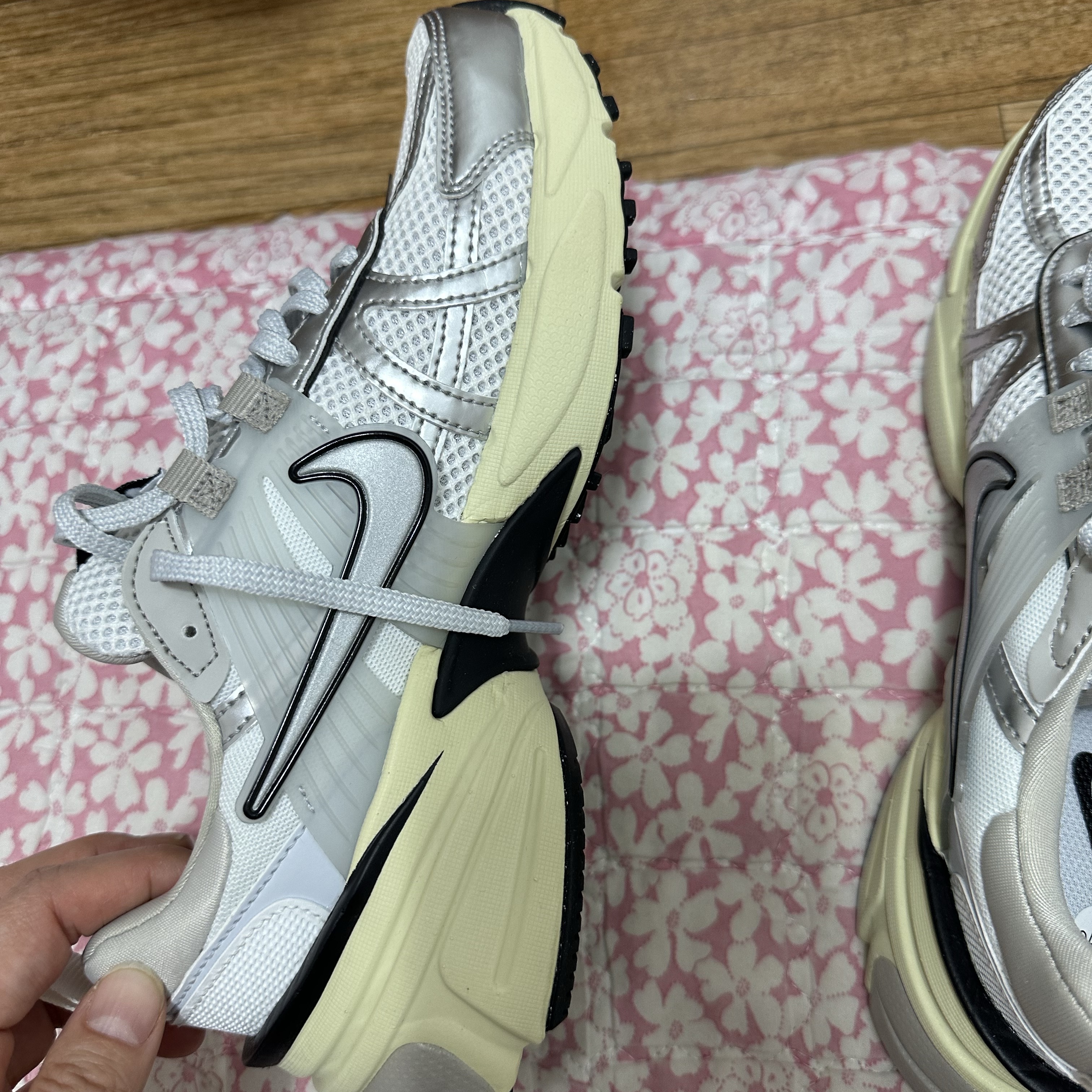 Nike V2K Run Summit White Metallic Silver 착용 스타일 - 2