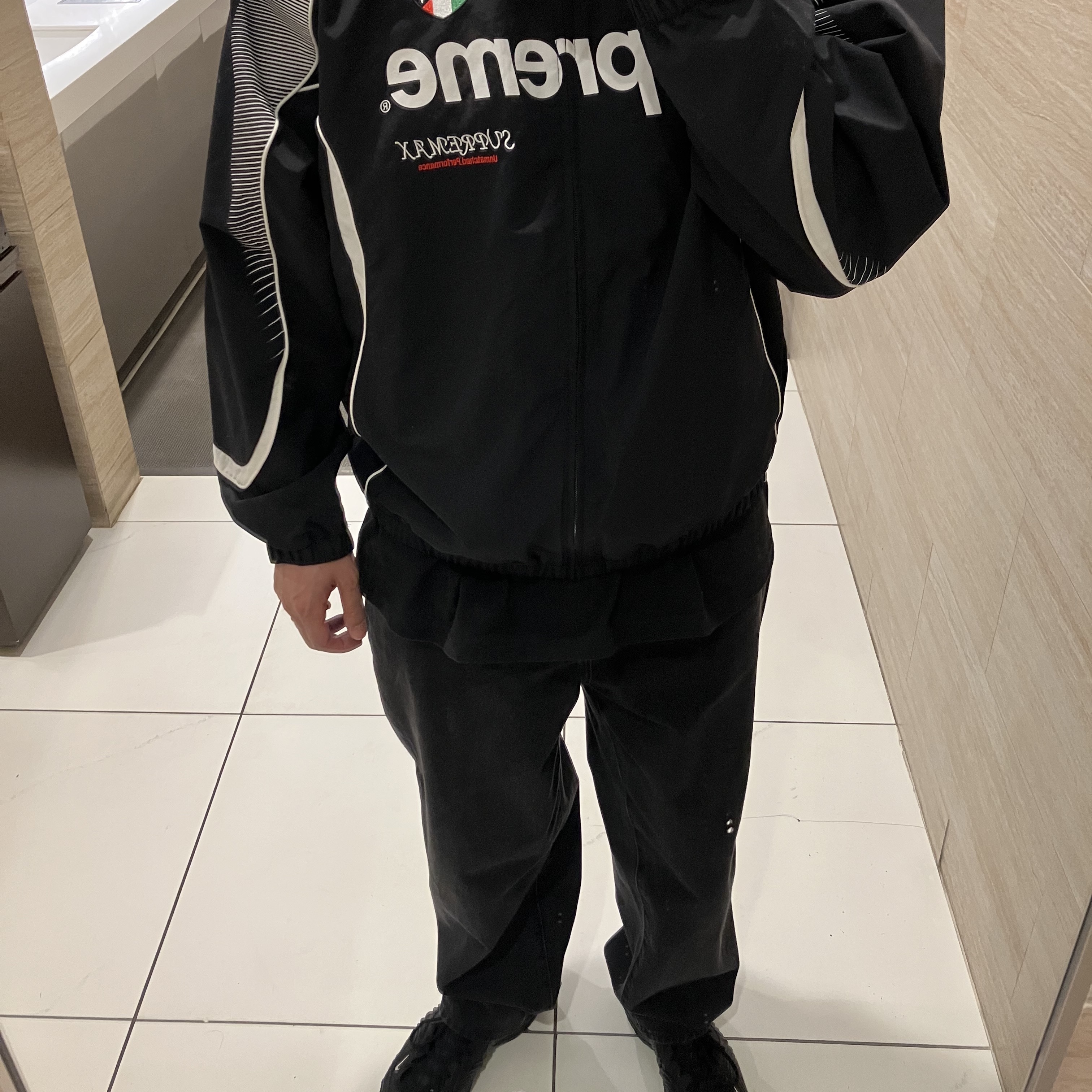 Supreme x Umbro Track Jacket Black - 22SS, Supreme Baggy Jean Black - 24SS 착용 스타일