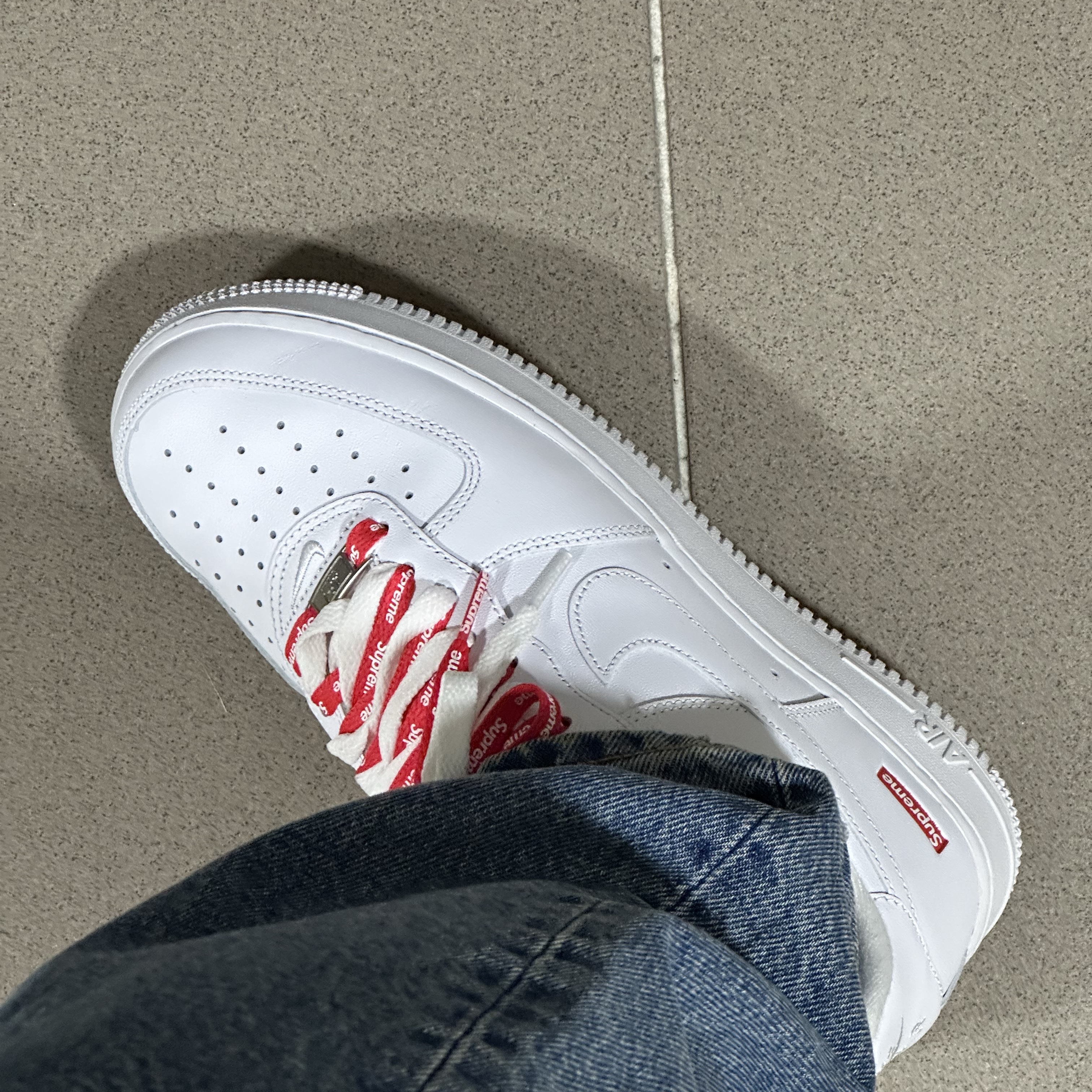 Nike x Supreme Air Force 1 Low White 착용 스타일