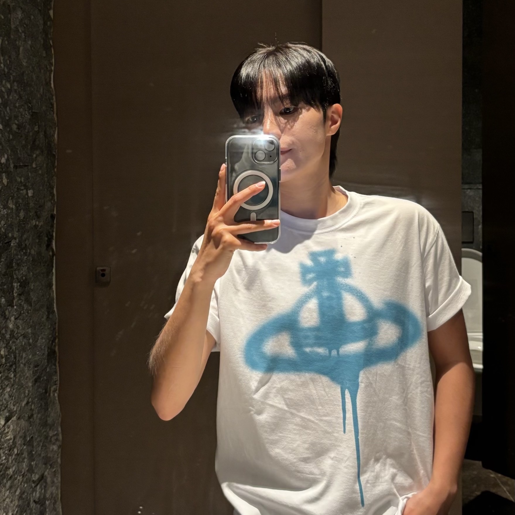 Vivienne Westwood Spray Orb Cotton T-Shirt White 착용 스타일