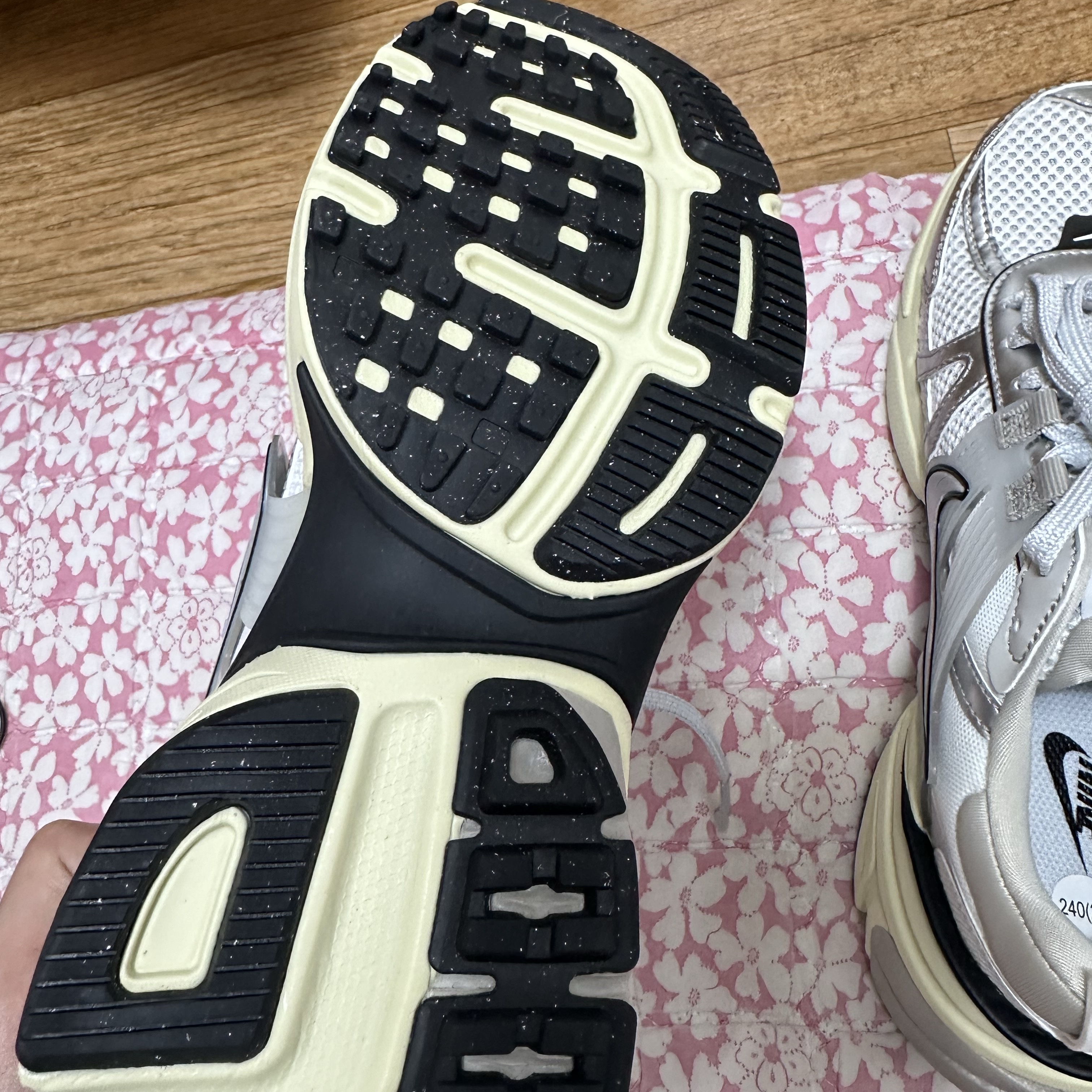 Nike V2K Run Summit White Metallic Silver 착용 스타일 - 3