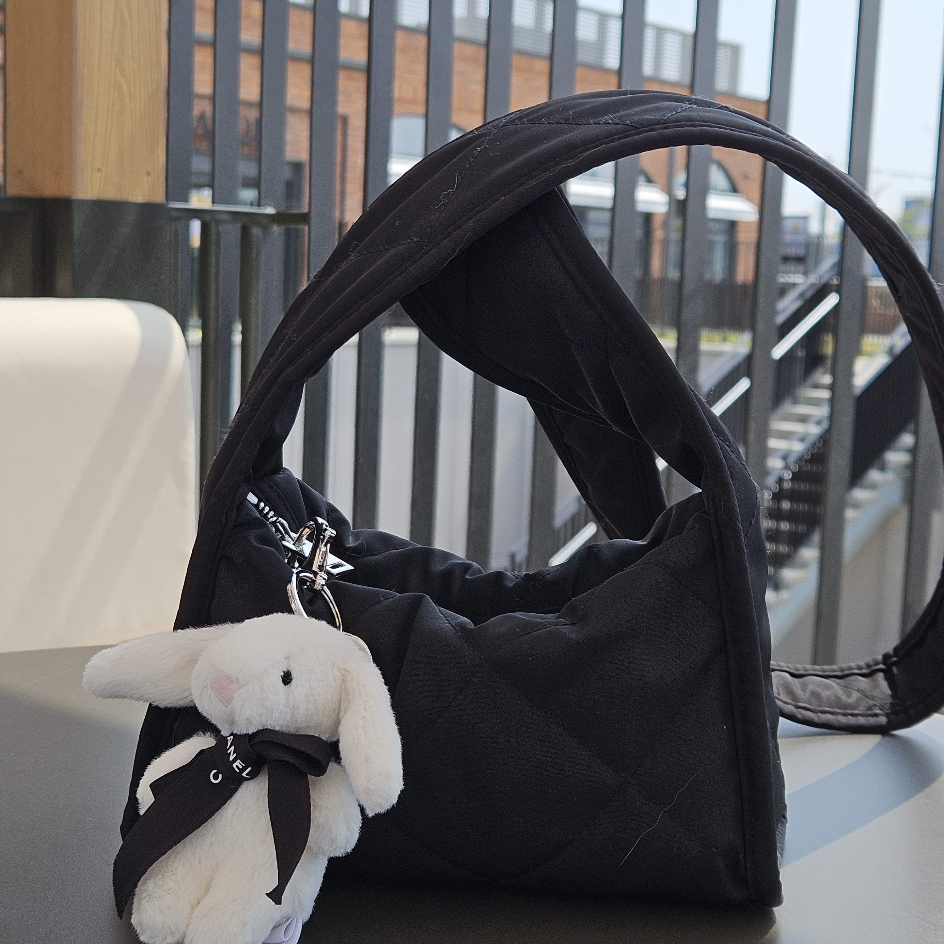 COS Diamond Quilted Mini Crossbody Bag Black, Jellycat Bashful Bunny Bag Charm Cream 착용 스타일 - 1
