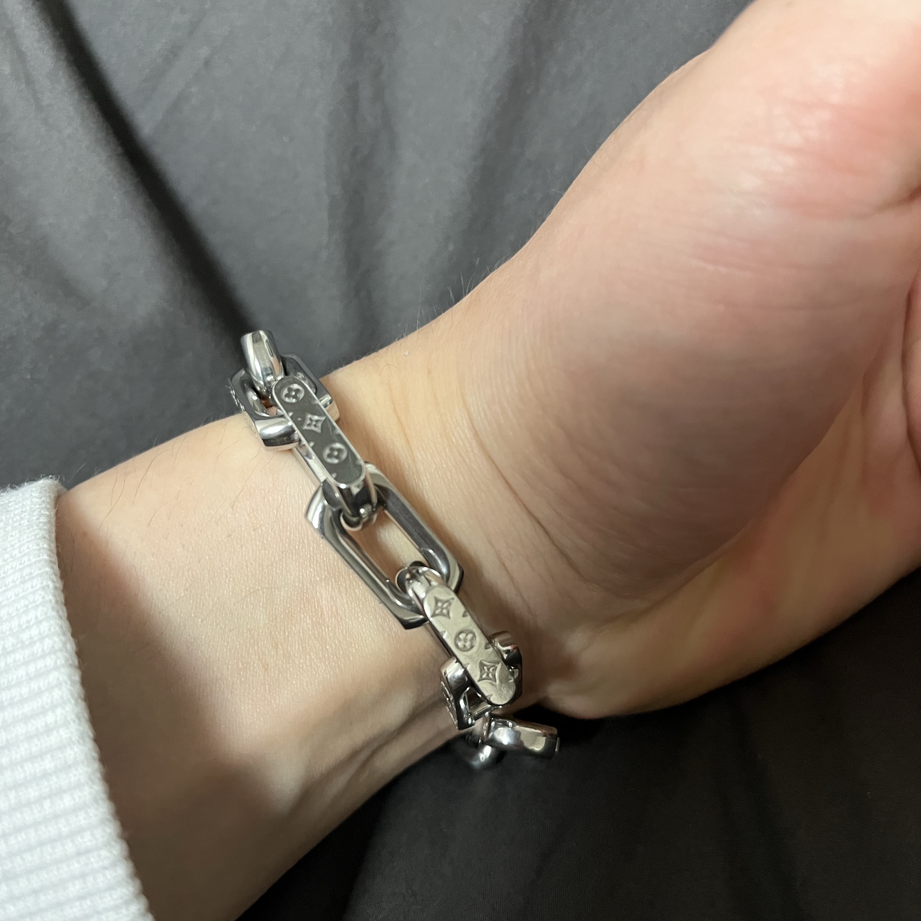 Louis Vuitton Monogram Chain Bracelet Silver 착용 스타일 - 2