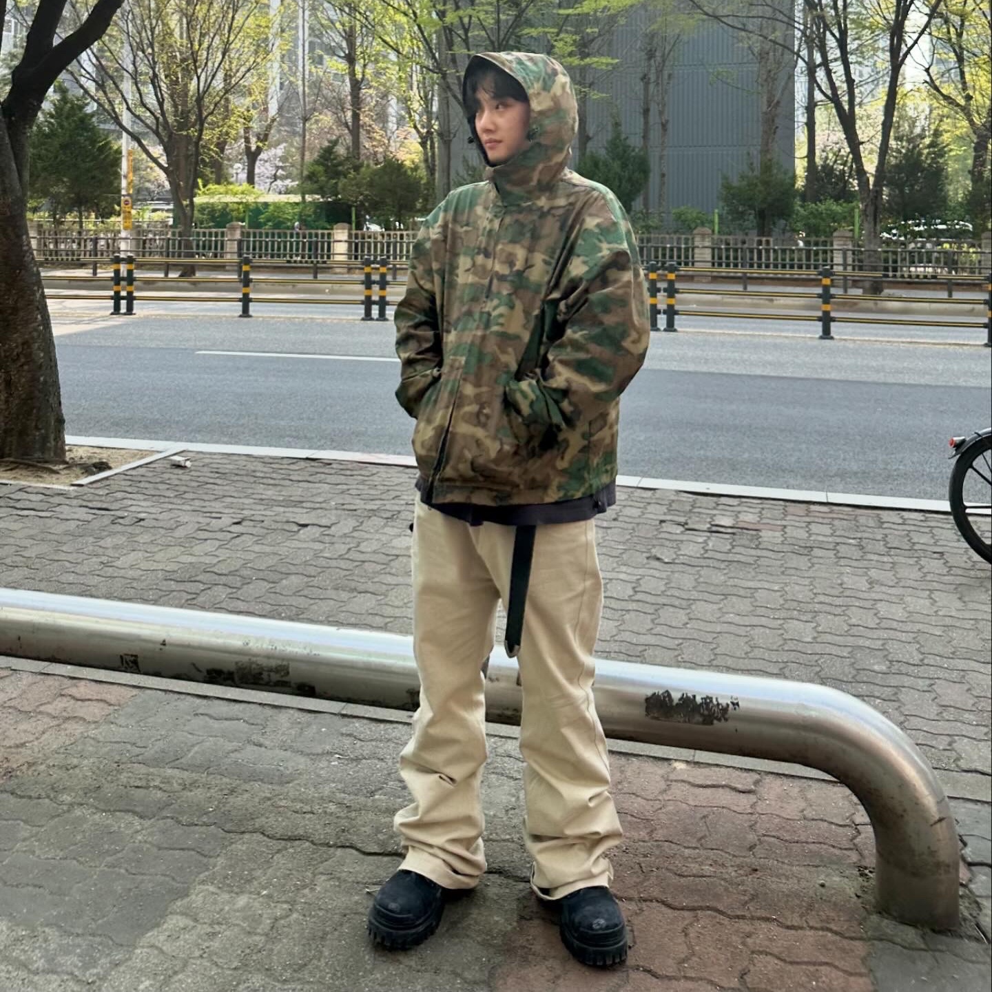 Nonnod Flared Pants Beige, Balenciaga Combat Strike 20mm Boots Black 착용 스타일 - 2
