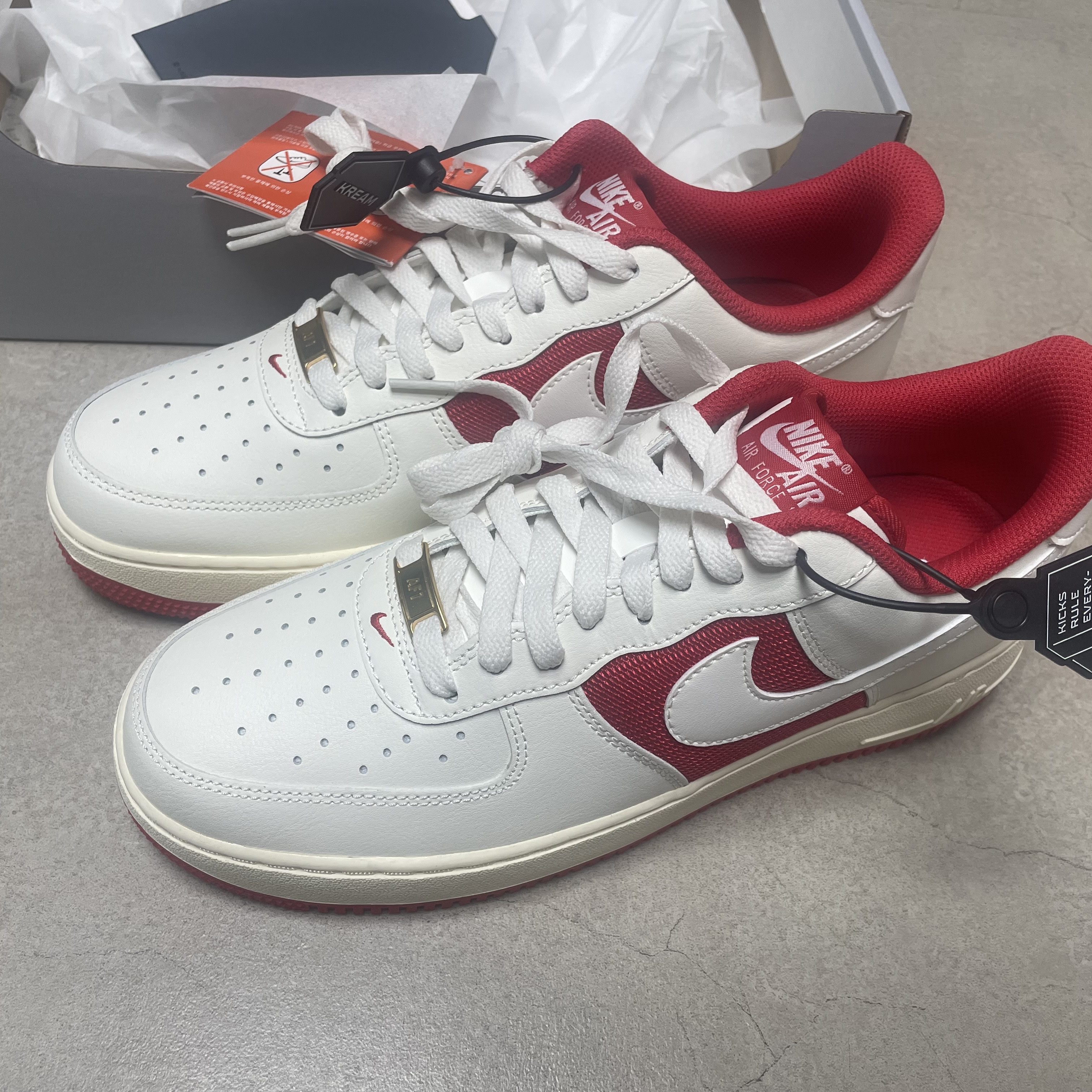 Nike Air Force 1 '07 Sail University Red 착용 스타일