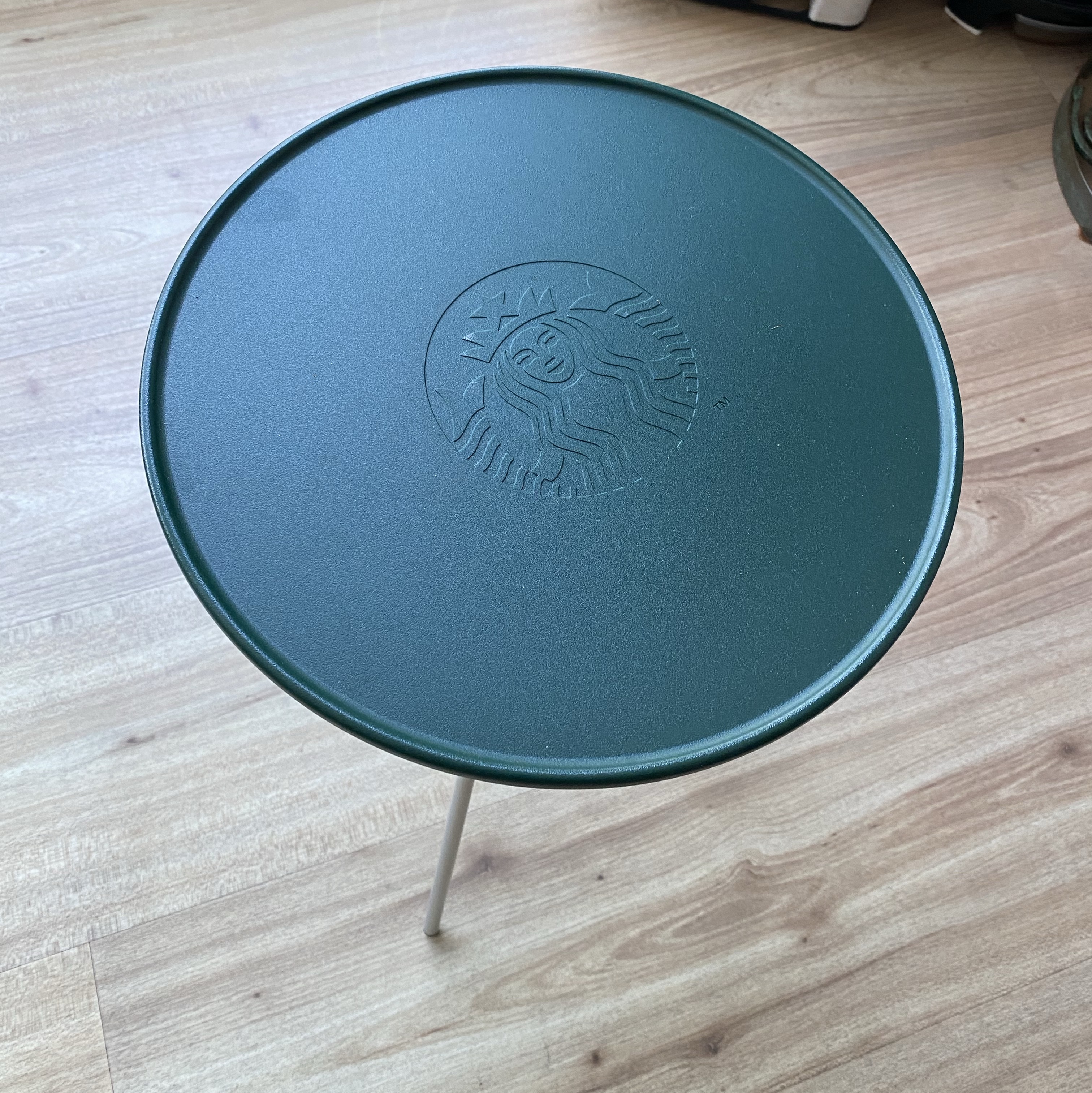 Starbucks x Helinox Side Table Green 착용 스타일