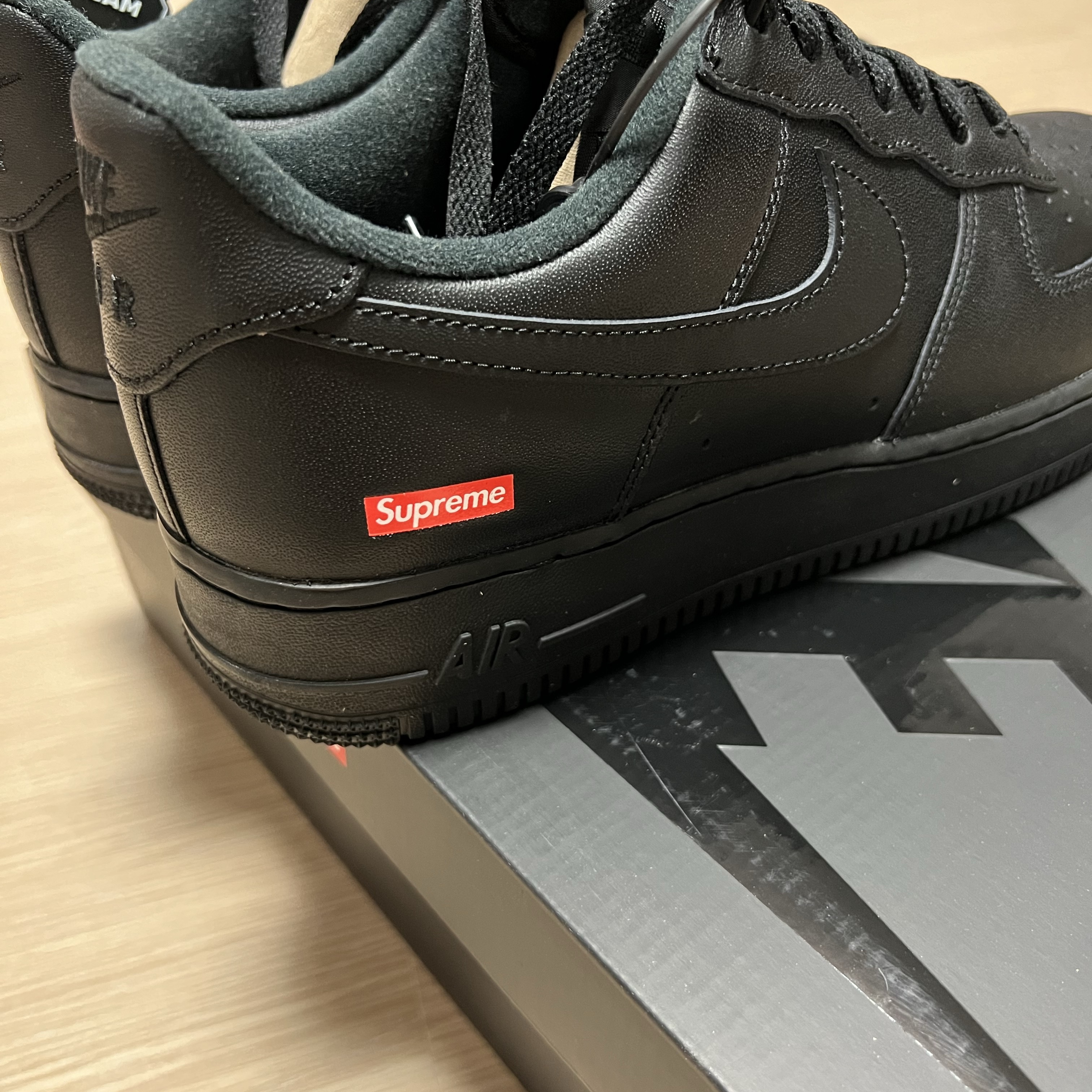 Nike x Supreme Air Force 1 Low Black 착용 스타일
