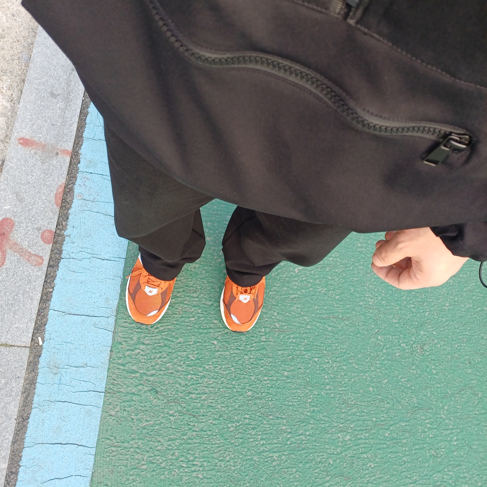 New Balance 2002R Rust Oxide 착용 스타일 - 2