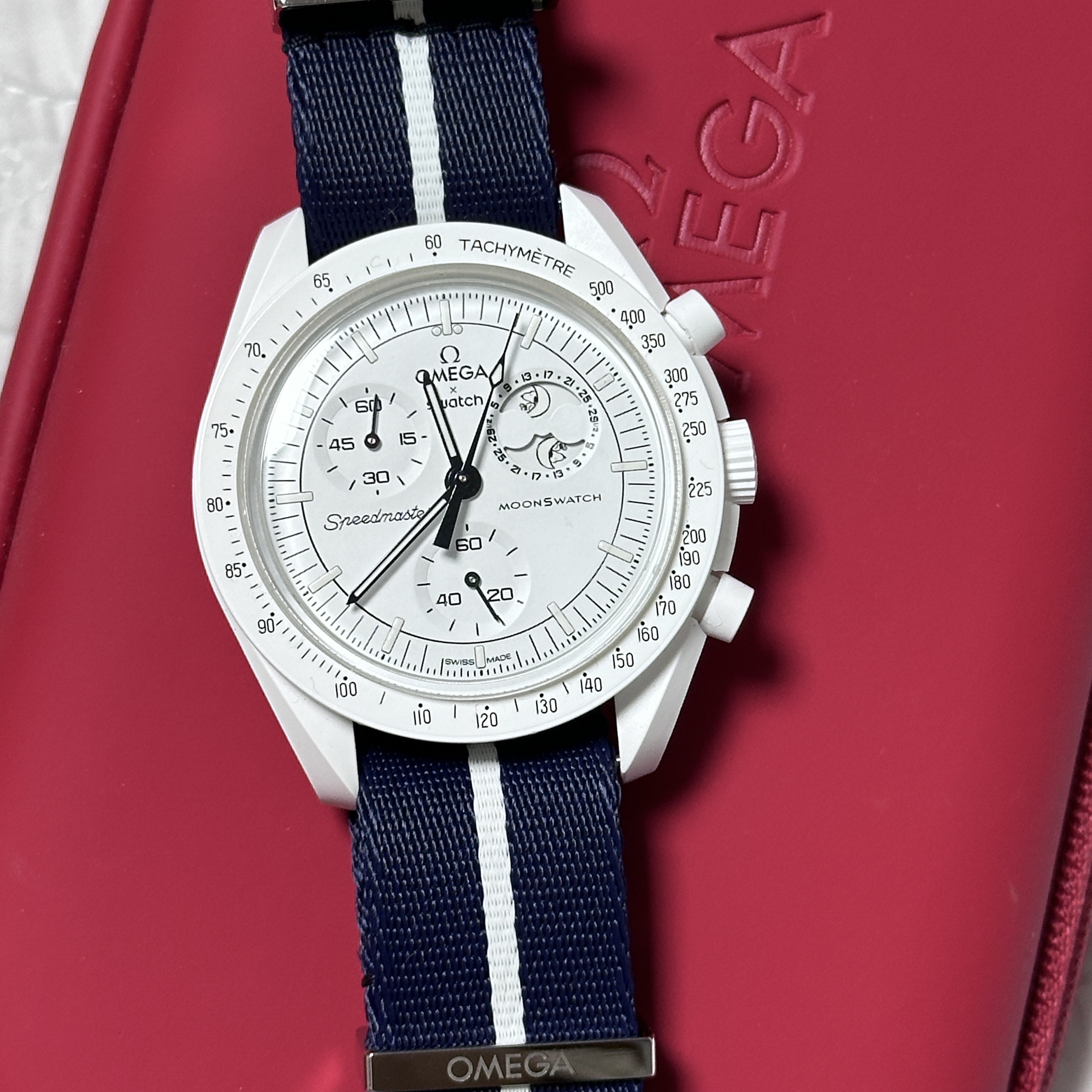 Swatch x Omega x Snoopy Bioceramic Moonswatch Mission To The Moonphase Full Moon 착용 스타일