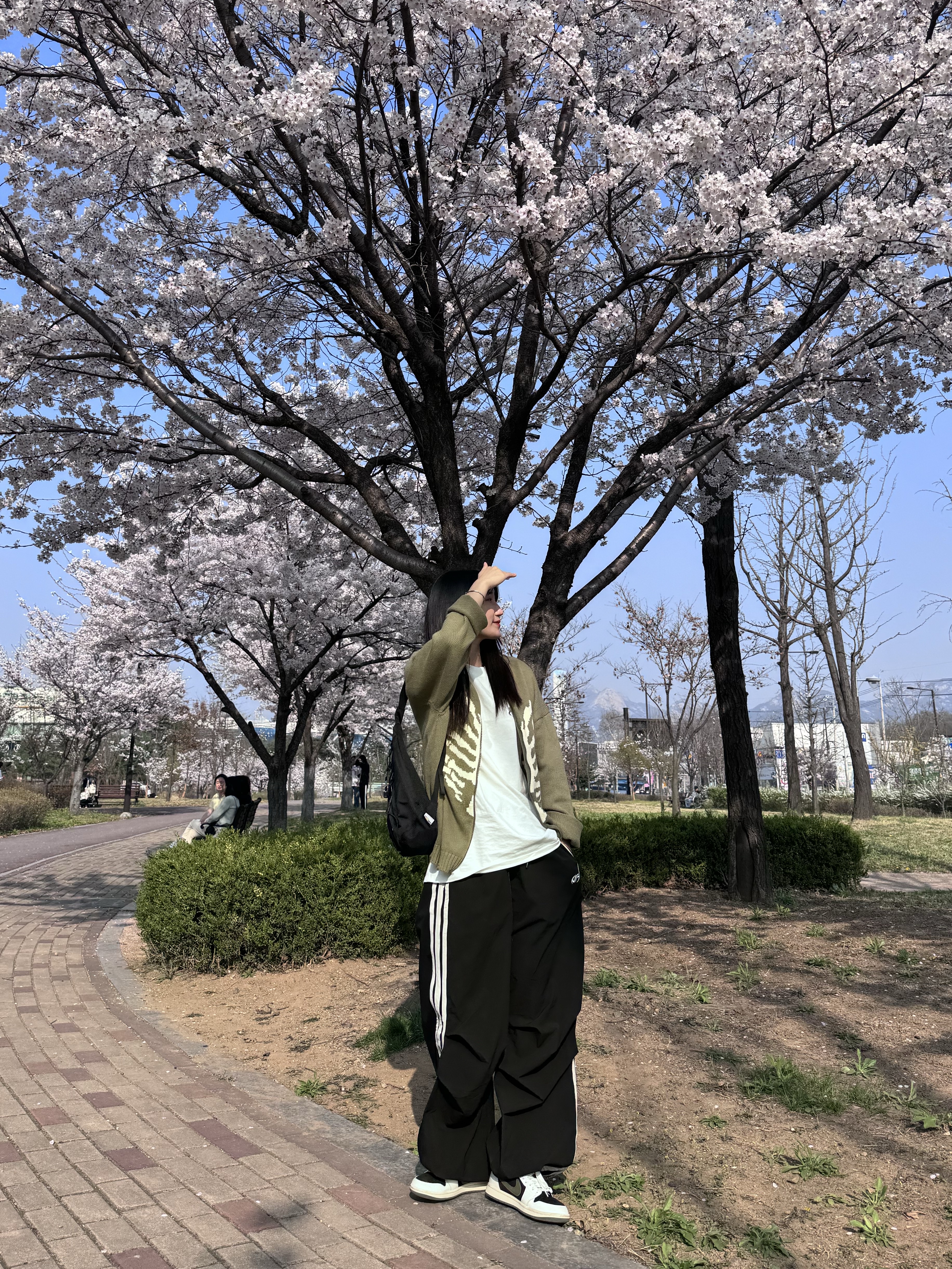 Supreme Sling Bag Black - 22SS, (W) Jordan 1 x Travis Scott Retro Low OG SP Medium Olive 착용 스타일 - 1