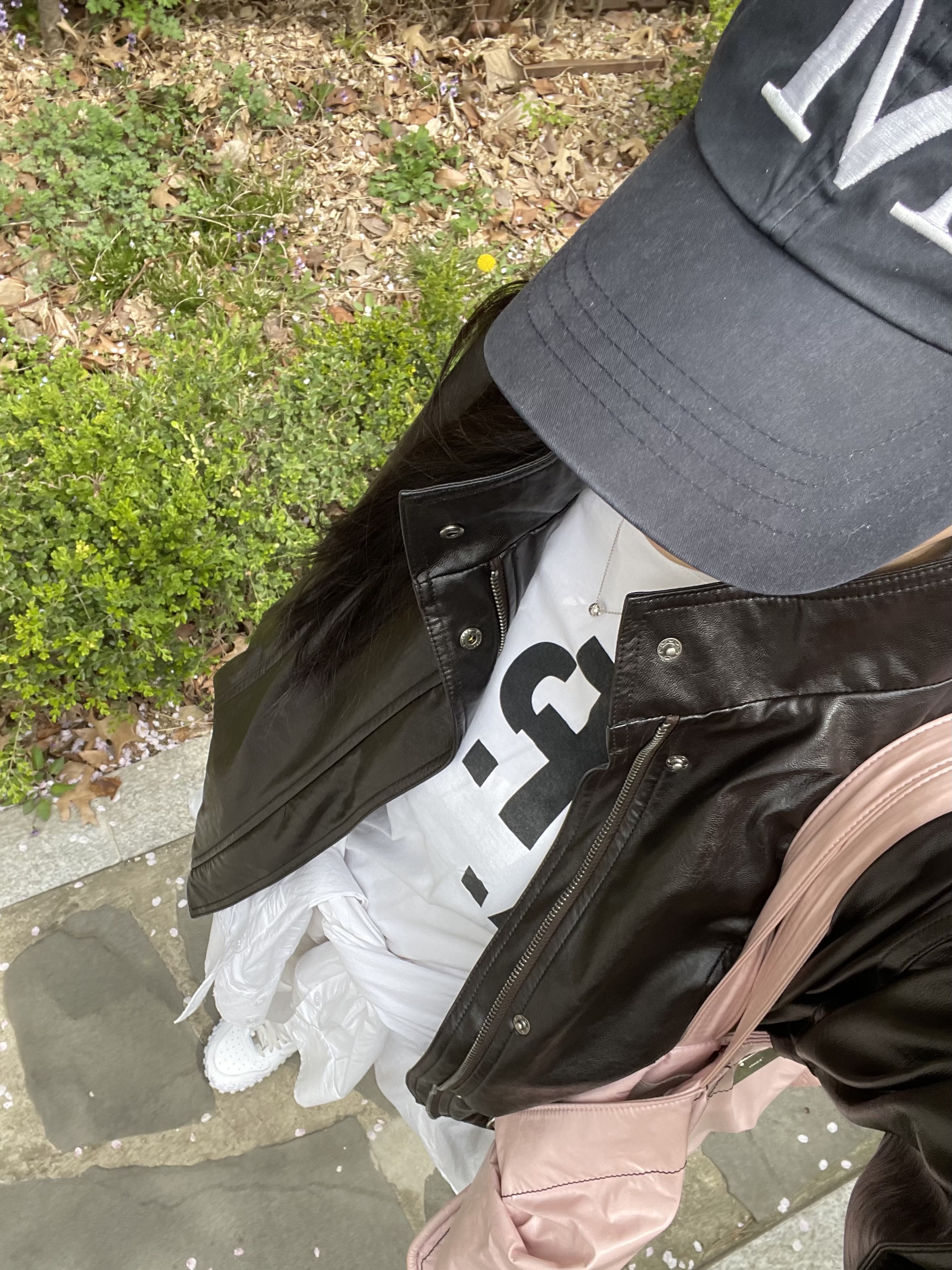 Nike x Jacquemus J Force 1 Low LX SP White, Matin Kim Big Coating Tote Bag Pink 착용 스타일 - 2