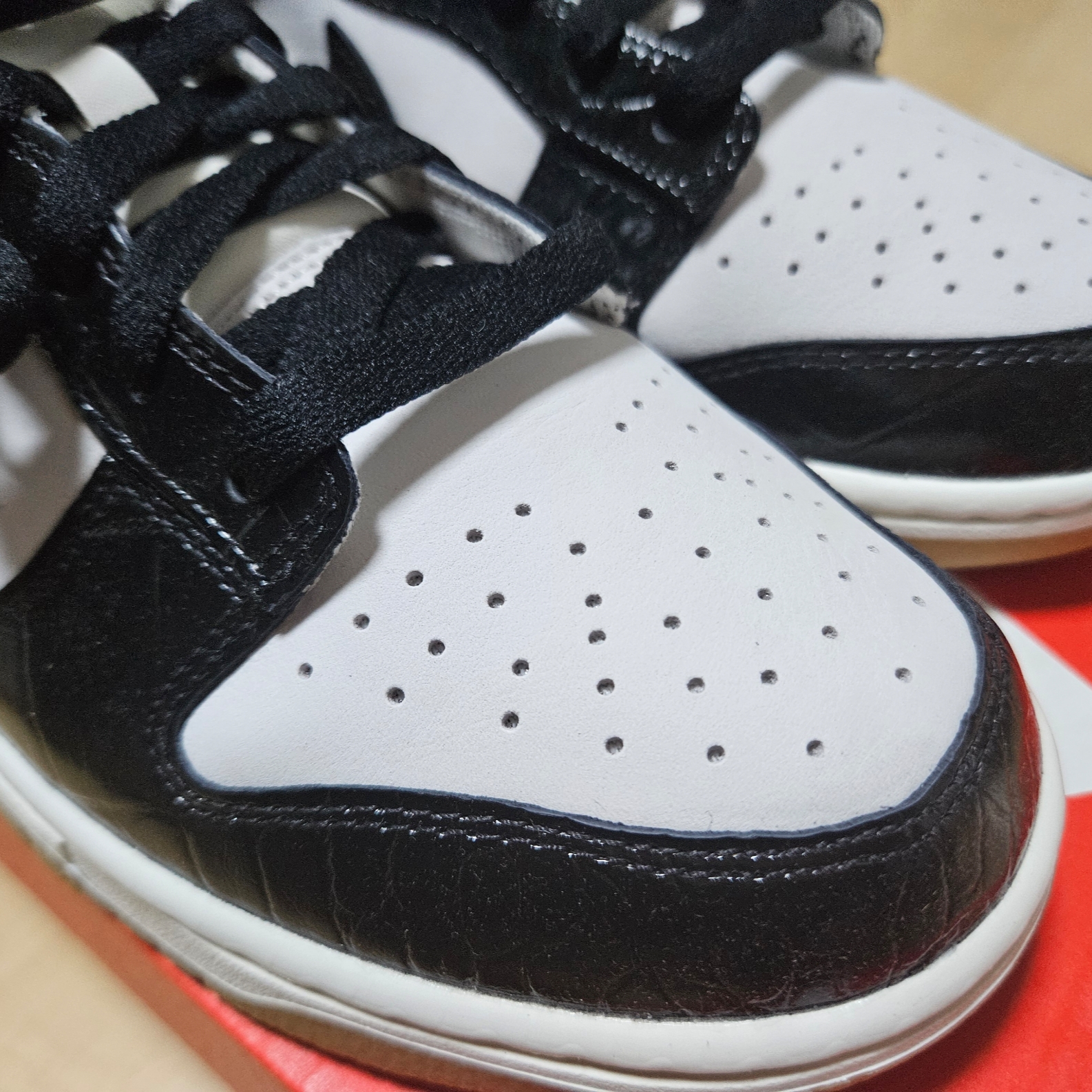 (W) Nike Dunk Low LX Black and Phantom 착용 스타일 - 1