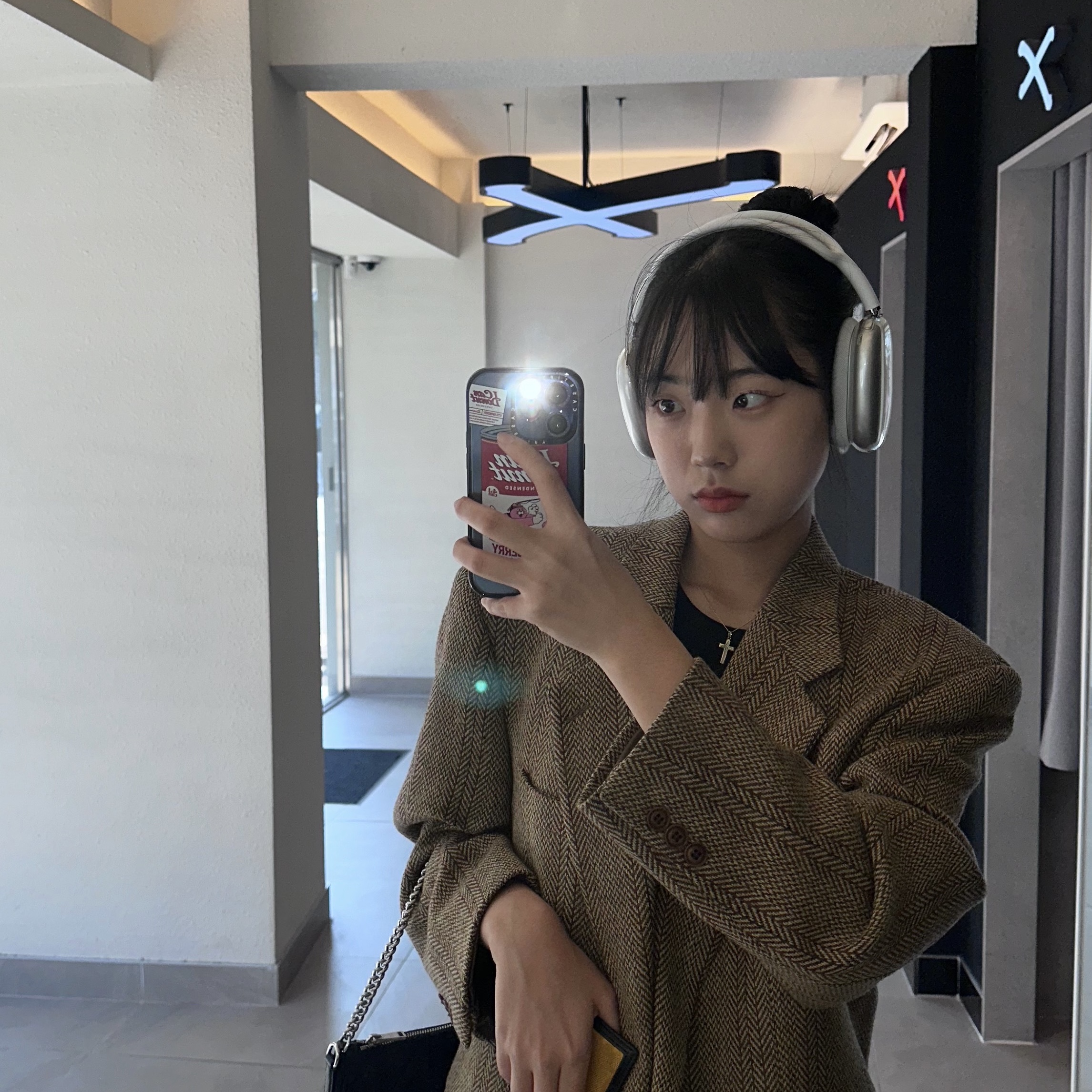 Apple AirPods Max Lightning Silver (Korean Ver.) 착용 스타일 - 3
