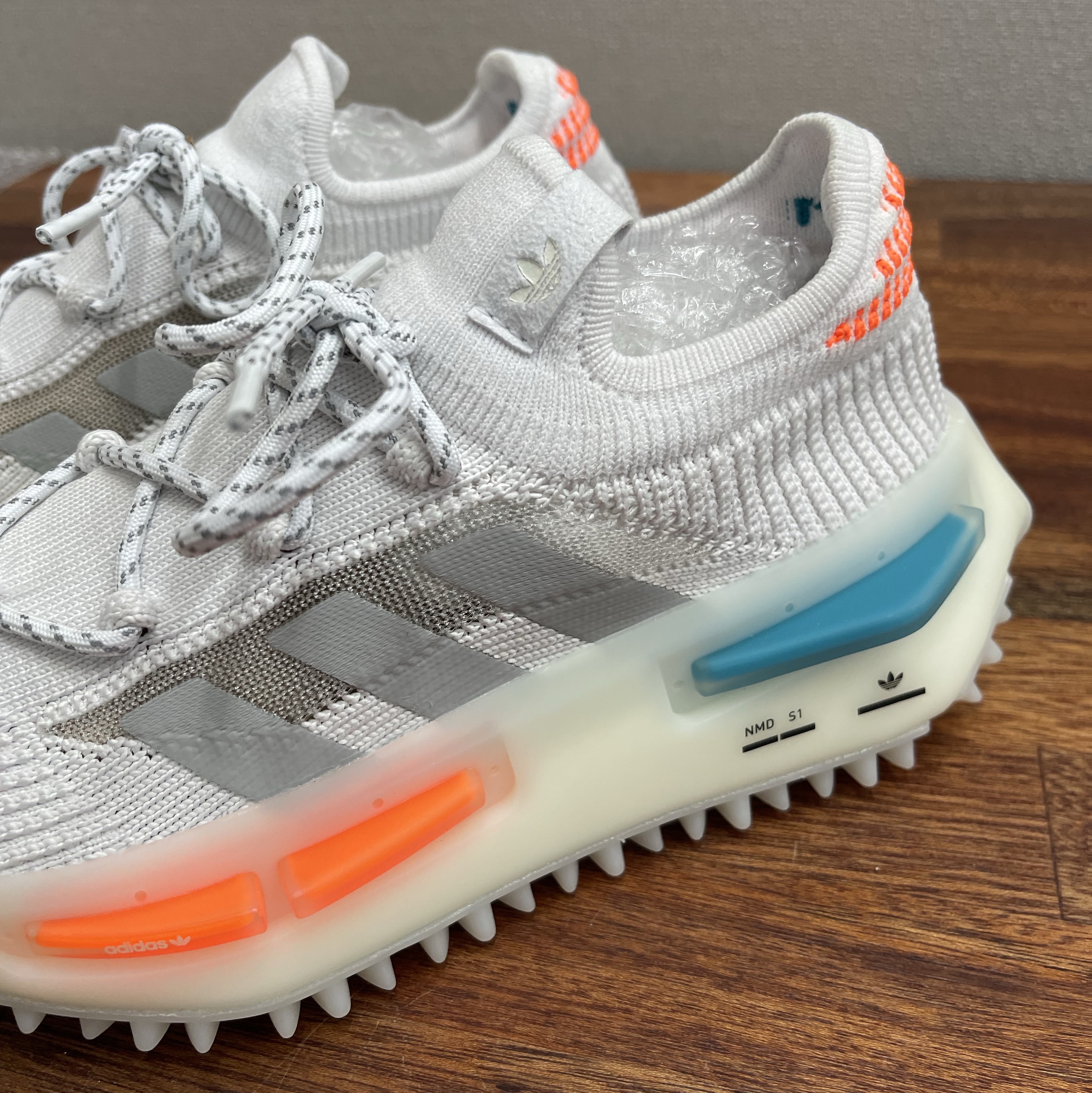 Adidas NMD S1 Cloud White MGH Solid Gray 착용 스타일 - 3