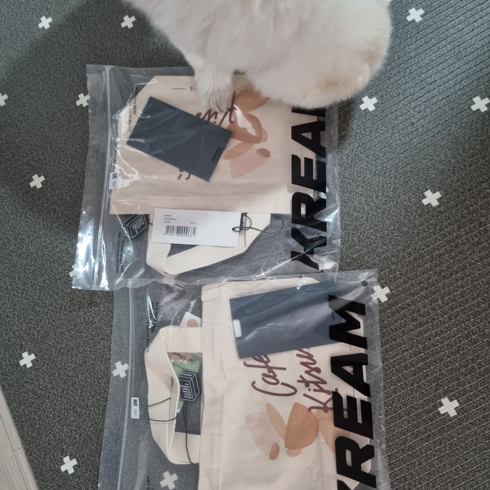 Maison Kitsune Cup Cafe Kitsune Mini Tote Latte 착용 스타일